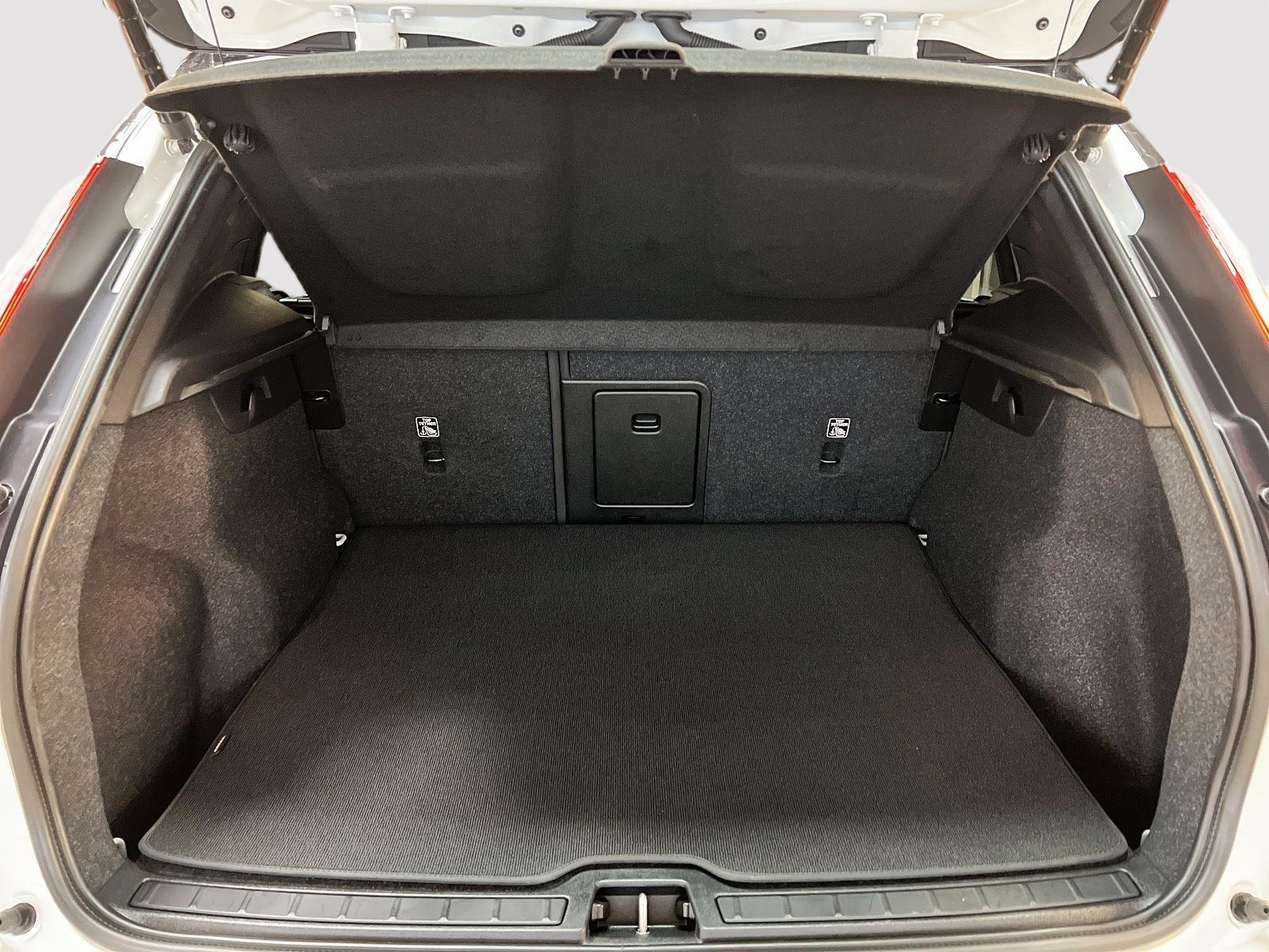 Volvo XC40 TWIN RECHARGE CORE NAV 4RM 2024 - image #12