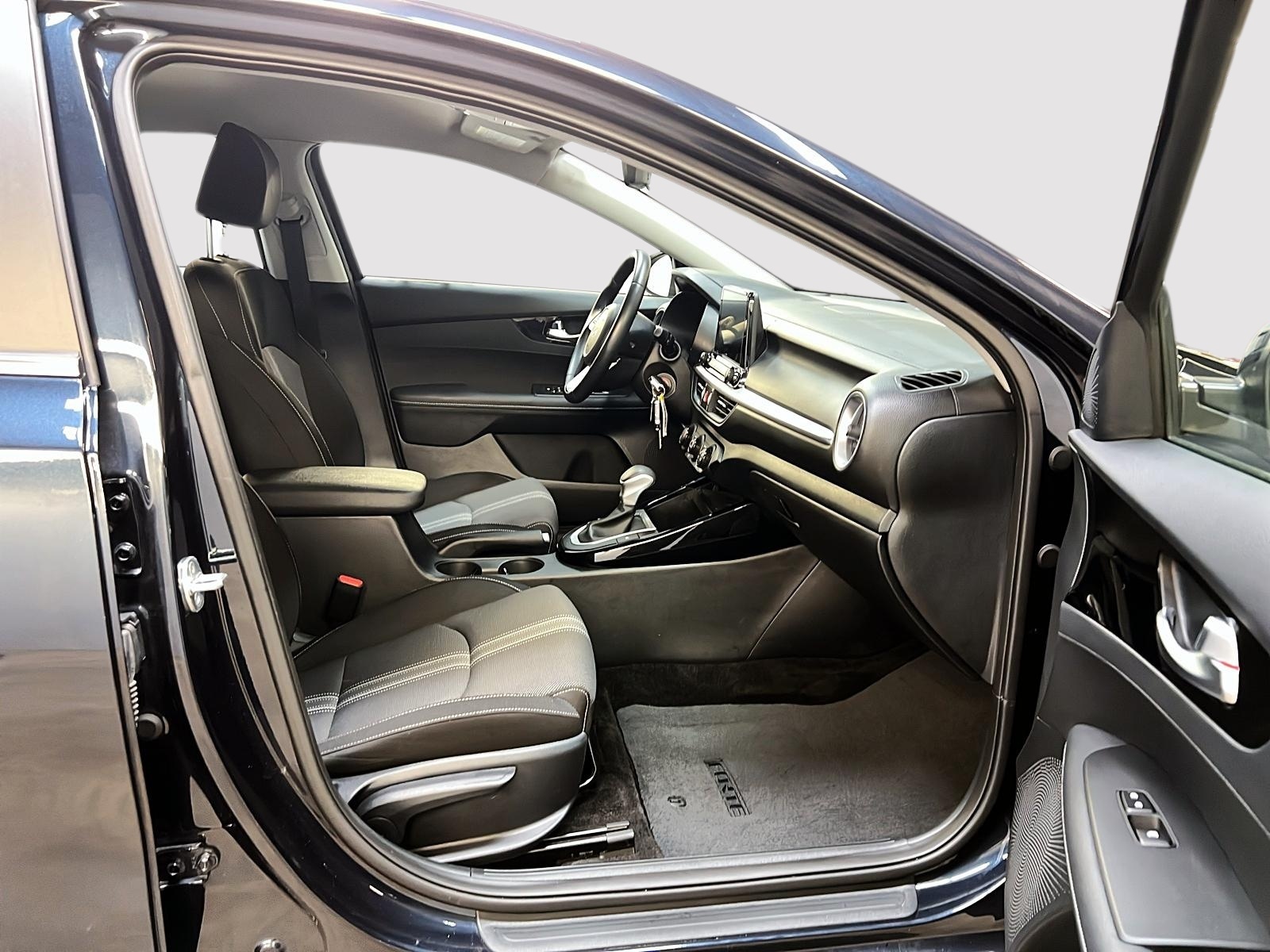 Kia Forte5 EX 2023 - image #8
