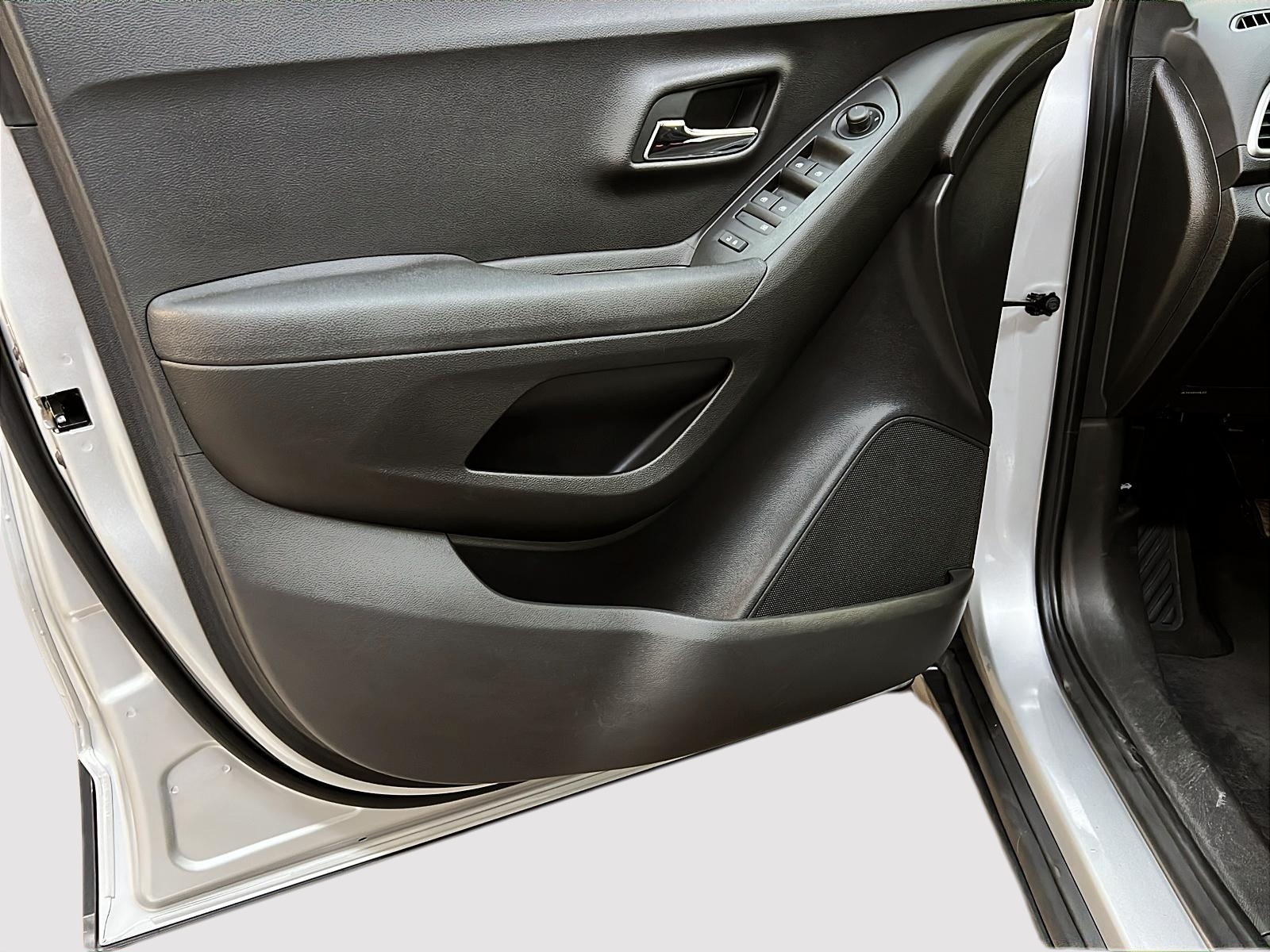 Chevrolet Trax LS 2019 - image #20