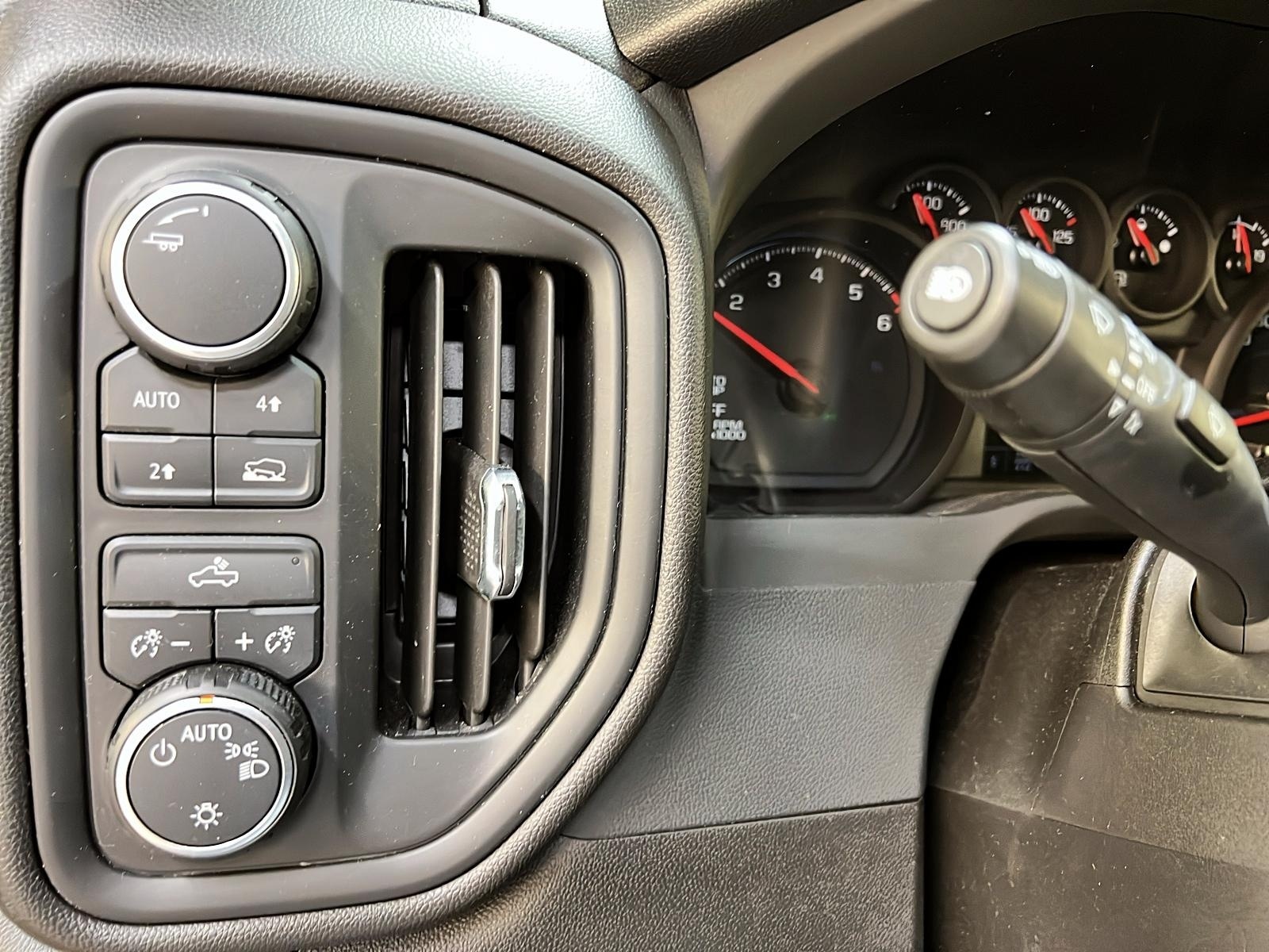 Chevrolet Silverado 1500 CUSTOM CREW CAB 4X4 2023 - image #18