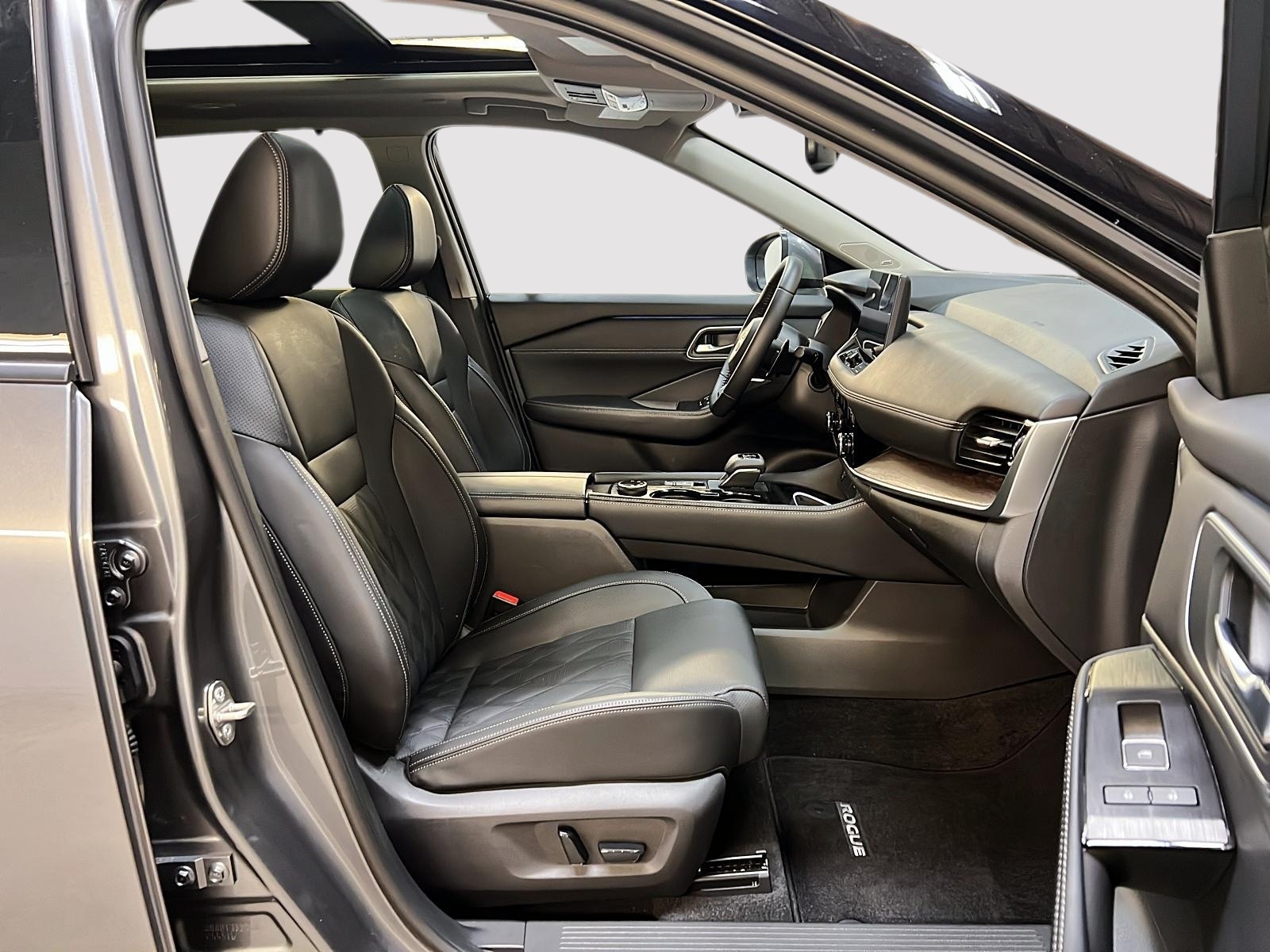 Nissan Rogue PLATINUM CUIR TOIT PANO NAV 4RM 2024 - image #8