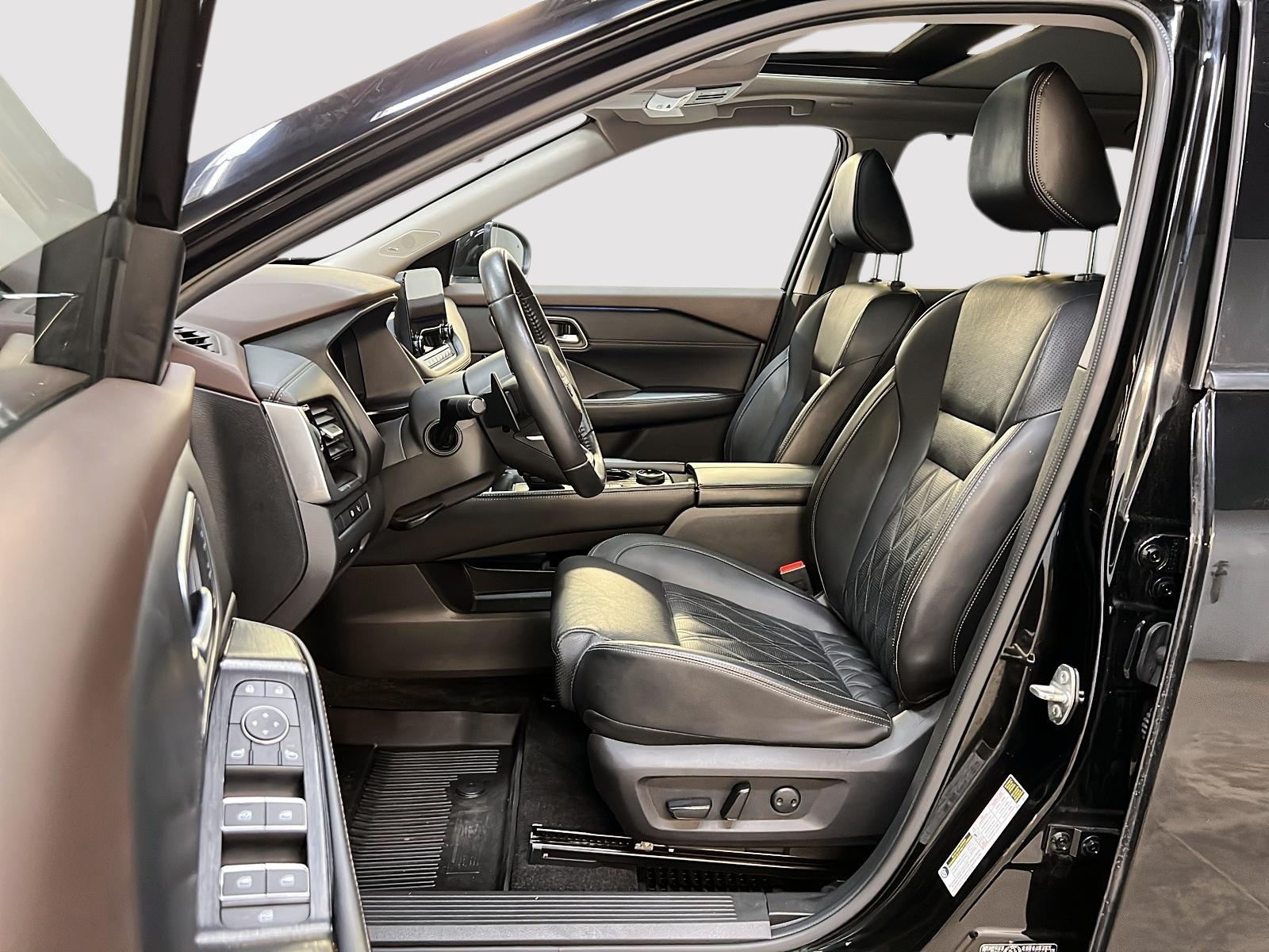 Nissan Rogue PLATINUM CUIR TOIT PANO NAV 4RM 2023 - image #7
