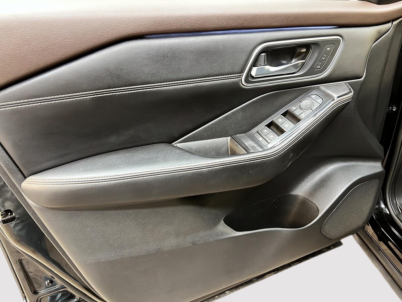 Nissan Rogue PLATINUM CUIR TOIT PANO NAV 4RM 2023 - image #26