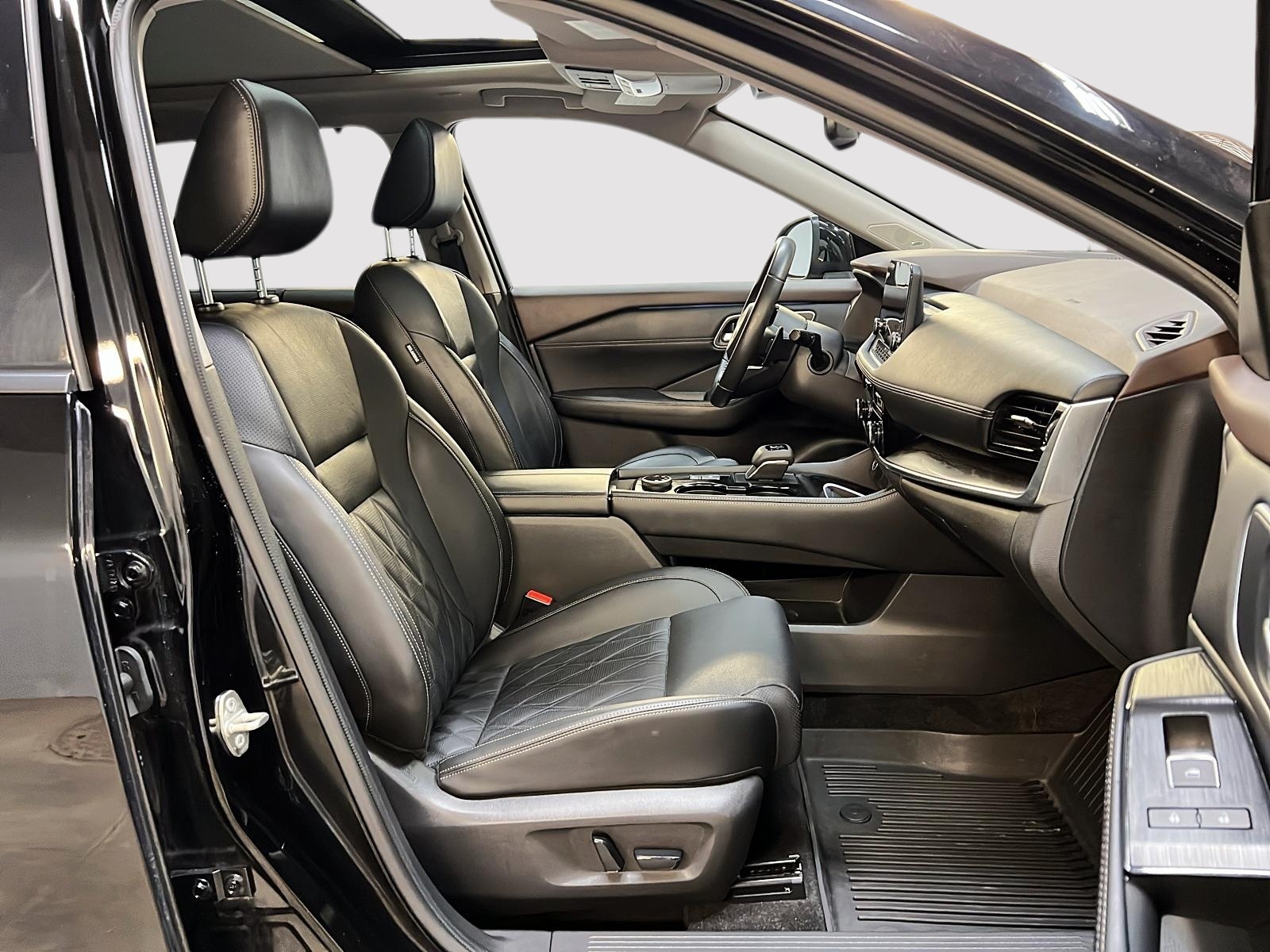 Nissan Rogue PLATINUM CUIR TOIT PANO NAV 4RM 2023 - image #8