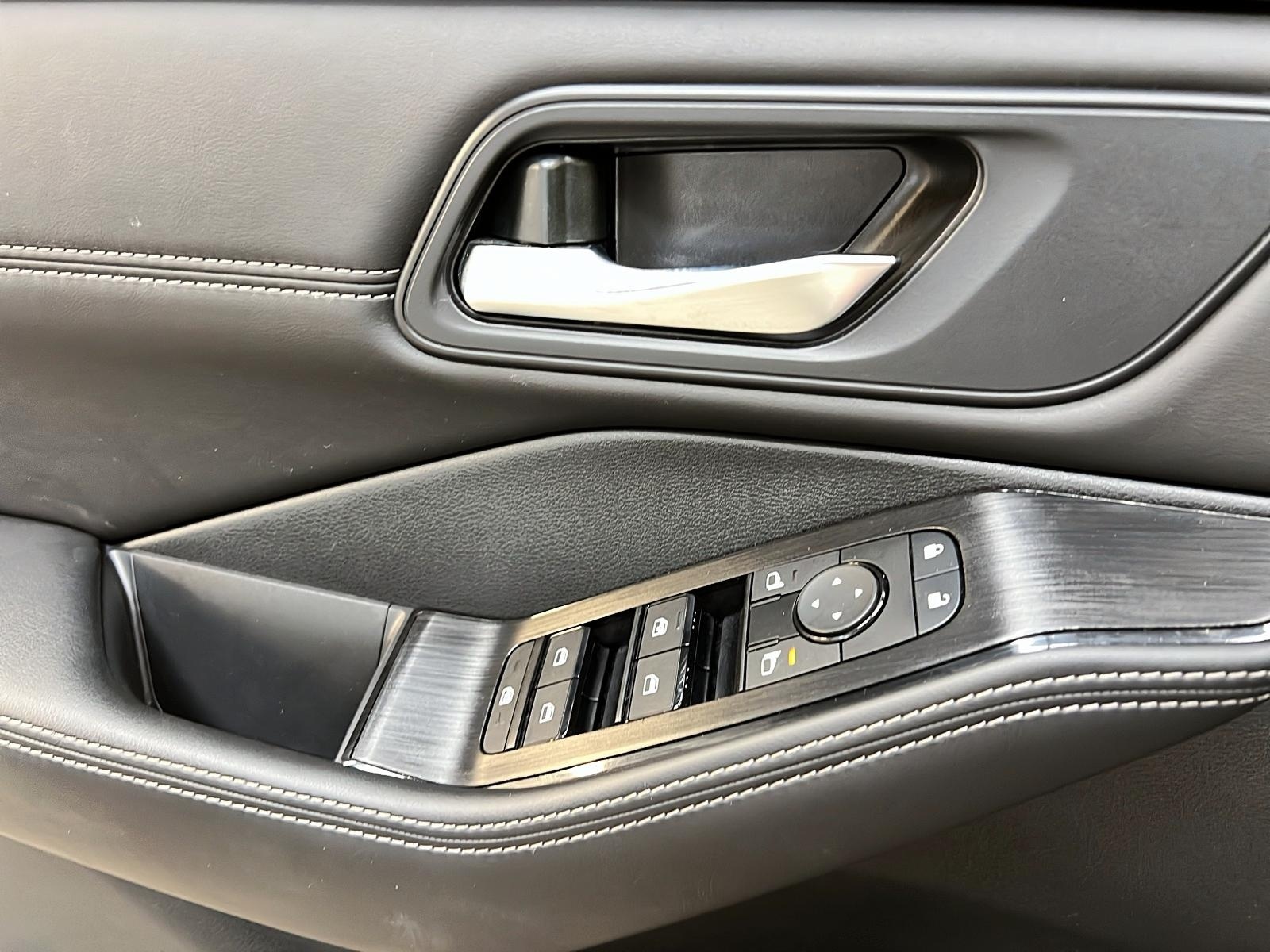 Nissan Rogue SV MIDNIGHT CUIR TOIT PANO 4RM 2023 - image #24