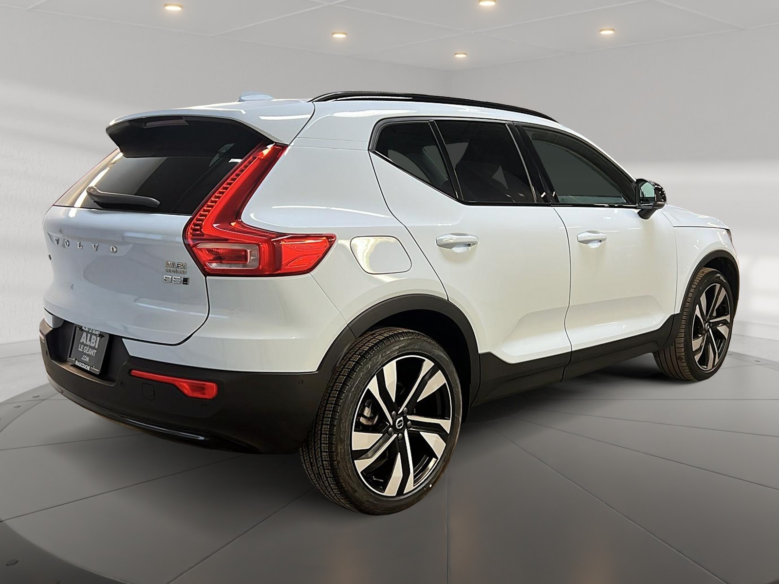 Volvo XC40 B5 PLUS CUIR TOIT PANO 4RM 2025 - image #4