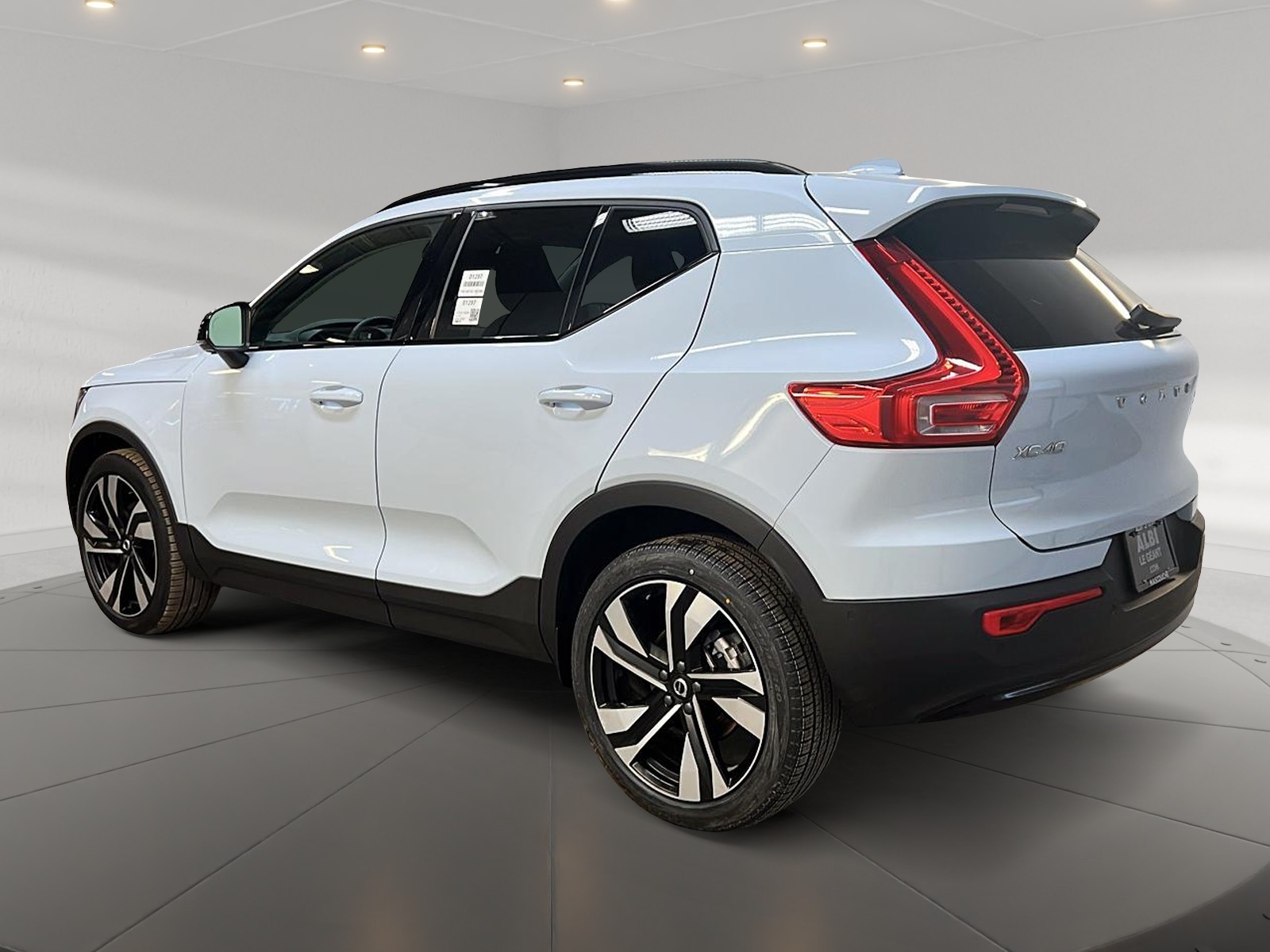 Volvo XC40 B5 PLUS CUIR TOIT PANO 4RM 2025 - image #6