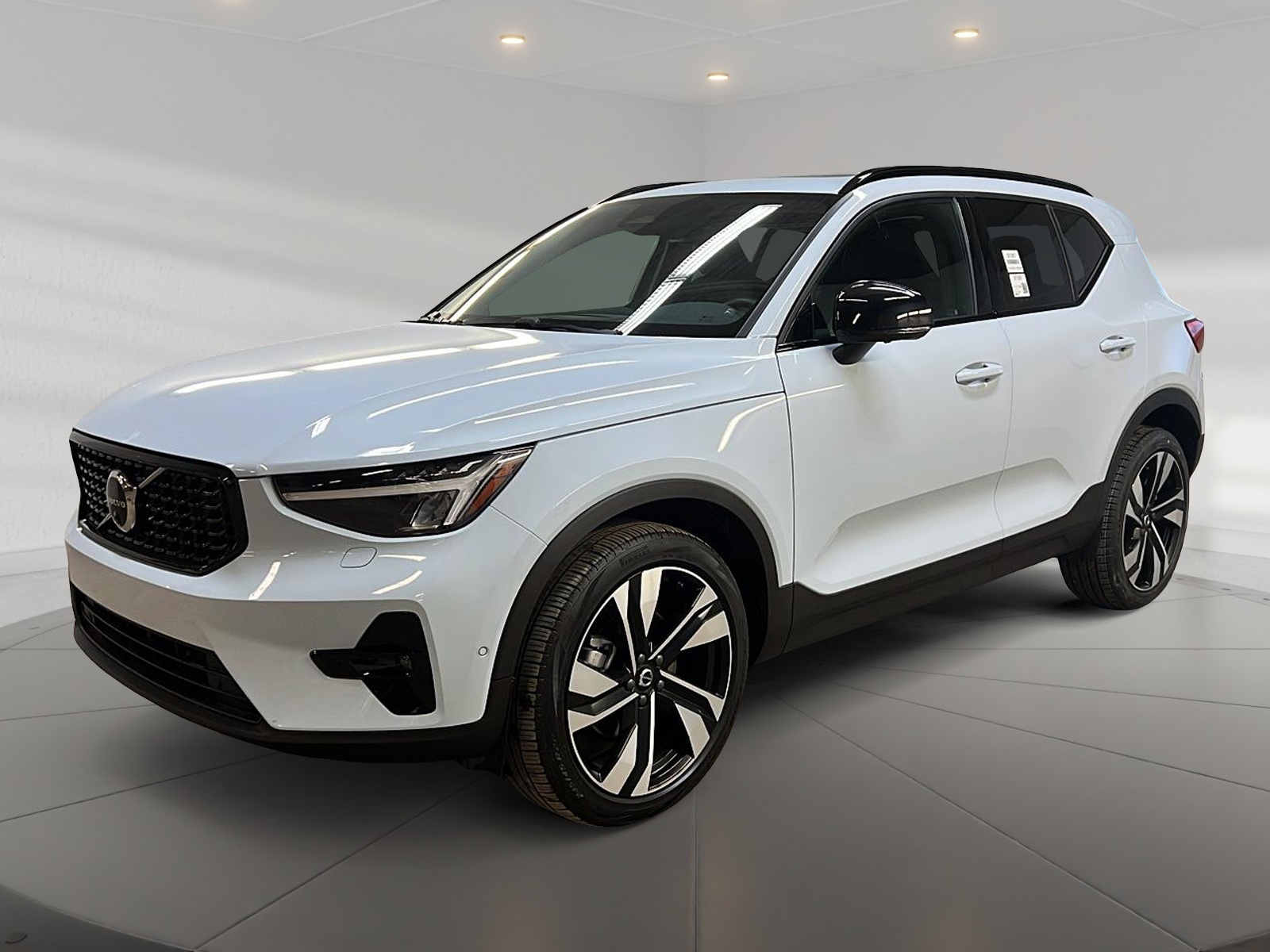 Volvo XC40 B5 PLUS CUIR TOIT PANO 4RM 2025 - image #1