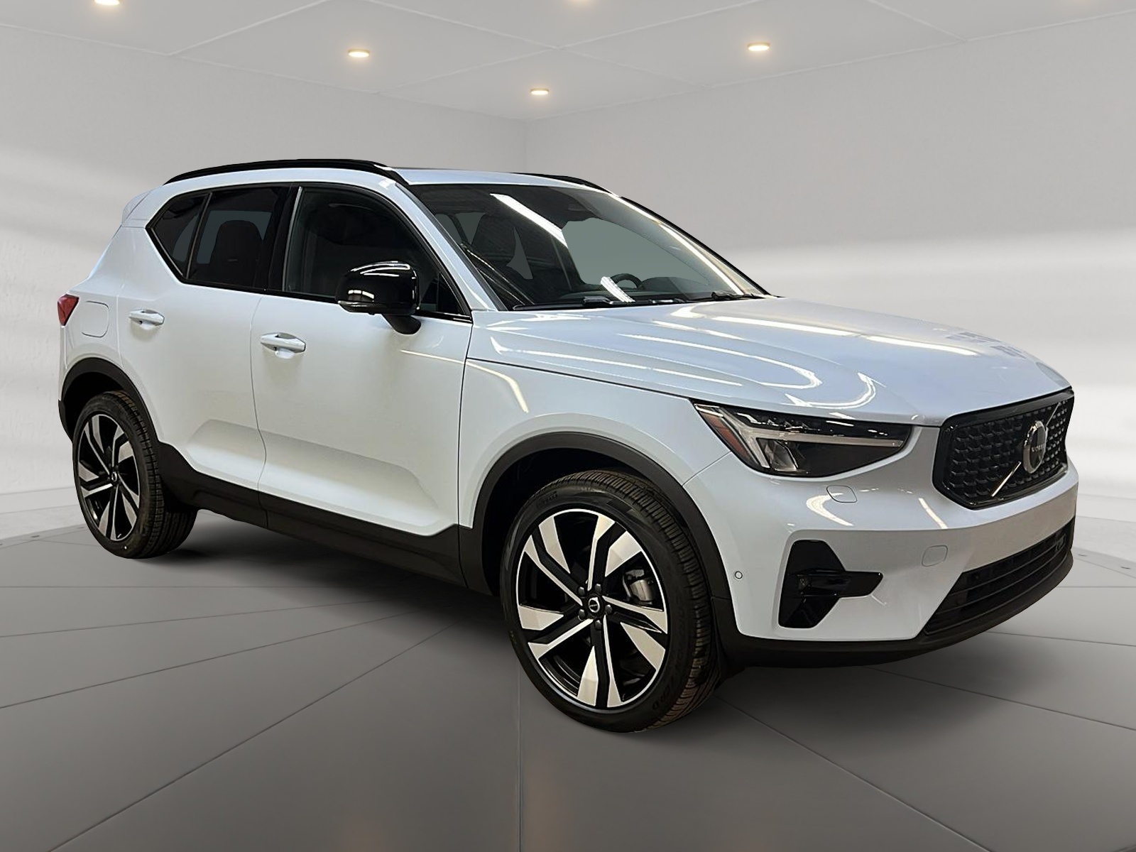 Volvo XC40 B5 PLUS CUIR TOIT PANO 4RM 2025 - image #3