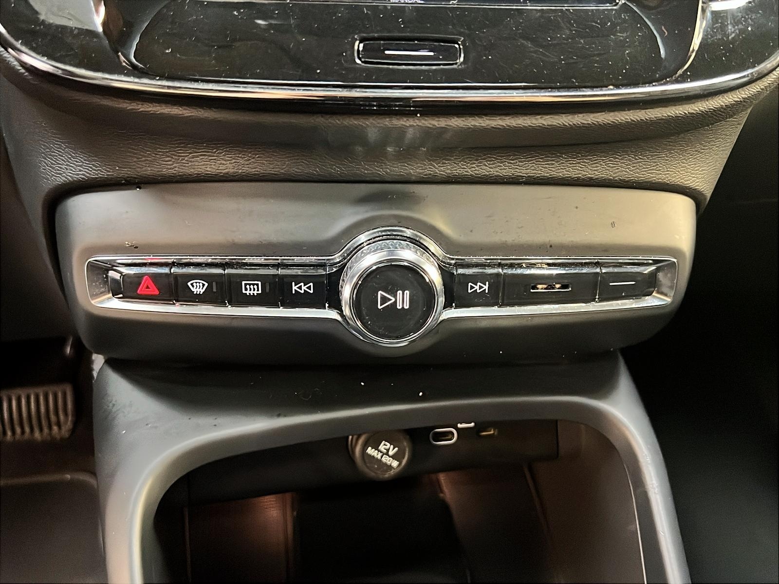 Volvo XC40 B5 PLUS CUIR TOIT PANO 4RM 2025 - image #16