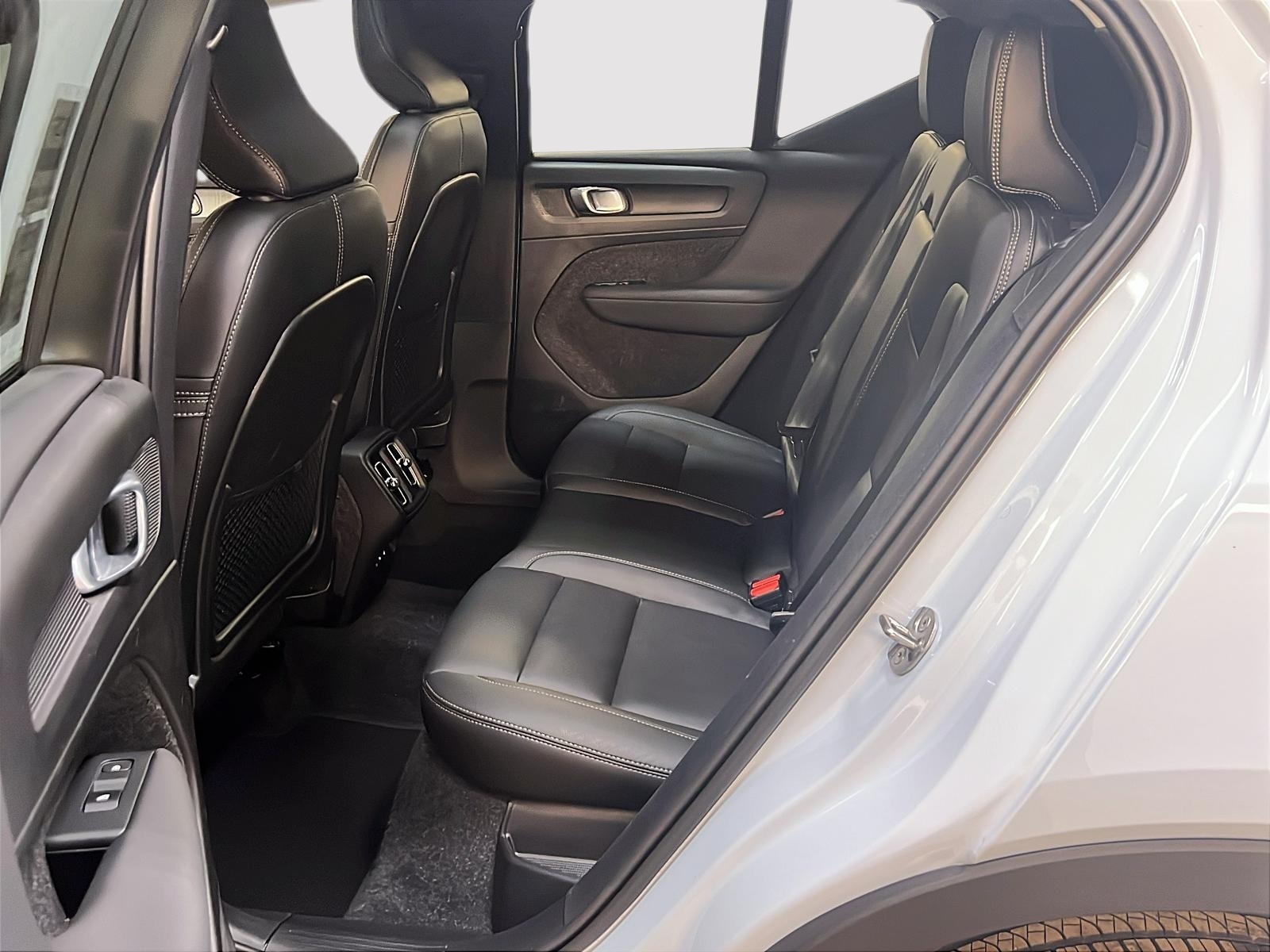 Volvo XC40 B5 PLUS CUIR TOIT PANO 4RM 2025 - image #11