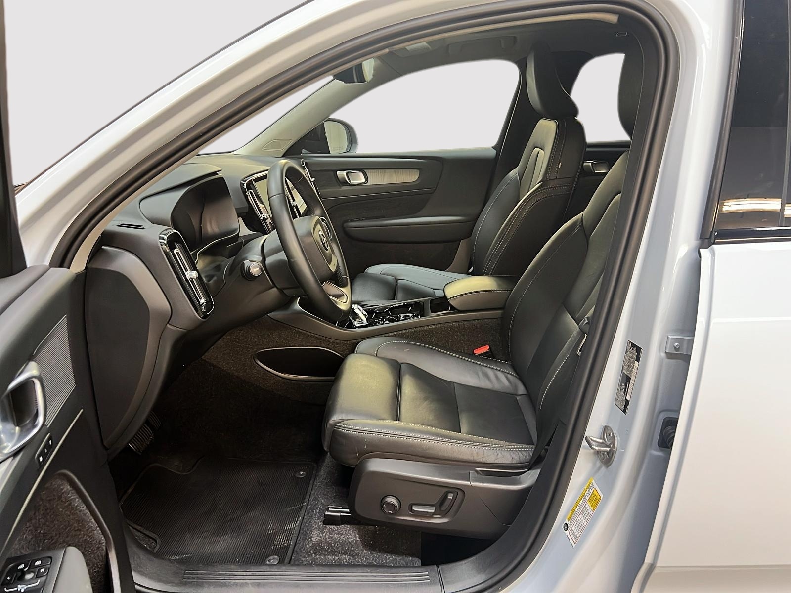 Volvo XC40 B5 PLUS CUIR TOIT PANO 4RM 2025 - image #7