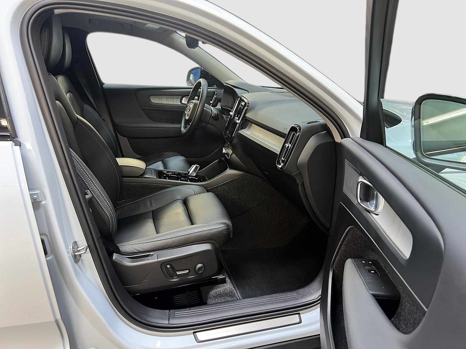Volvo XC40 B5 PLUS CUIR TOIT PANO 4RM 2025 - image #8