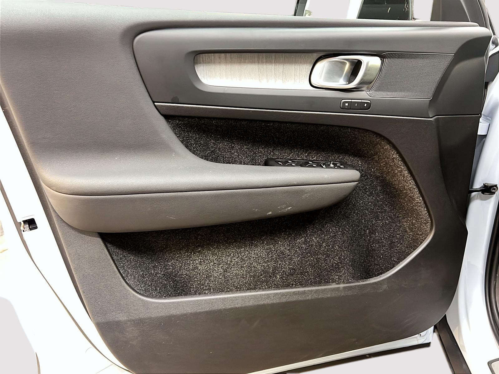 Volvo XC40 B5 PLUS CUIR TOIT PANO 4RM 2025 - image #23