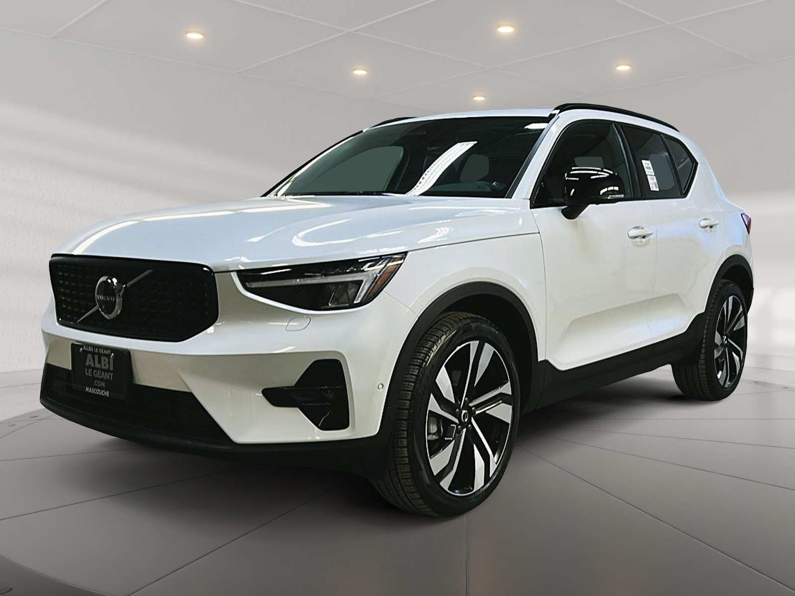 Volvo XC40 B5 PLUS CUIR TOIT PANO NAV 4RM 2025 - image #1