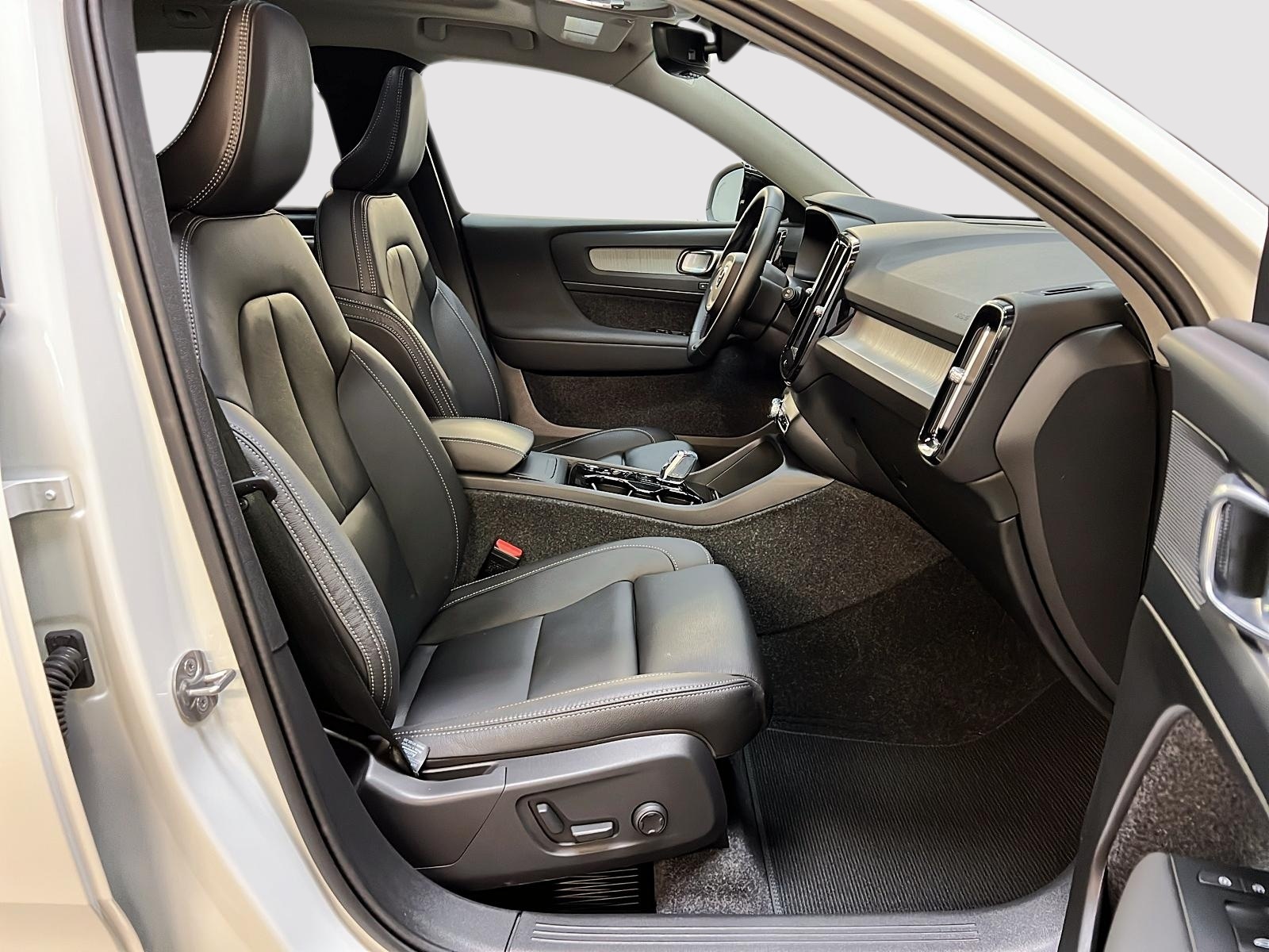 Volvo XC40 B5 PLUS CUIR TOIT PANO NAV 4RM 2025 - image #8