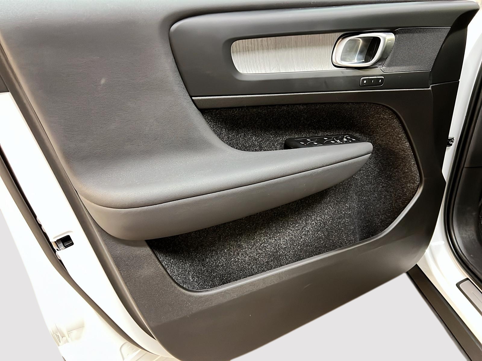 Volvo XC40 B5 PLUS CUIR TOIT PANO NAV 4RM 2025 - image #24