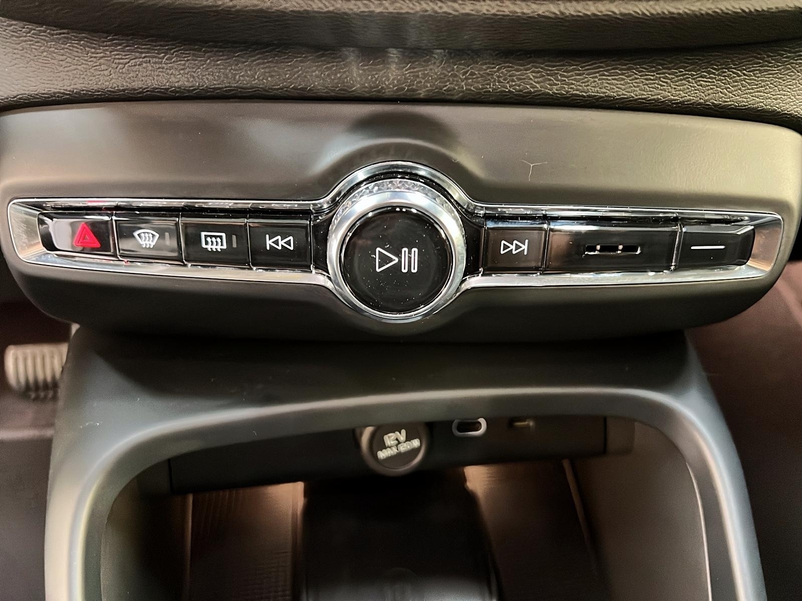 Volvo XC40 B5 PLUS CUIR TOIT PANO NAV 4RM 2025 - image #16