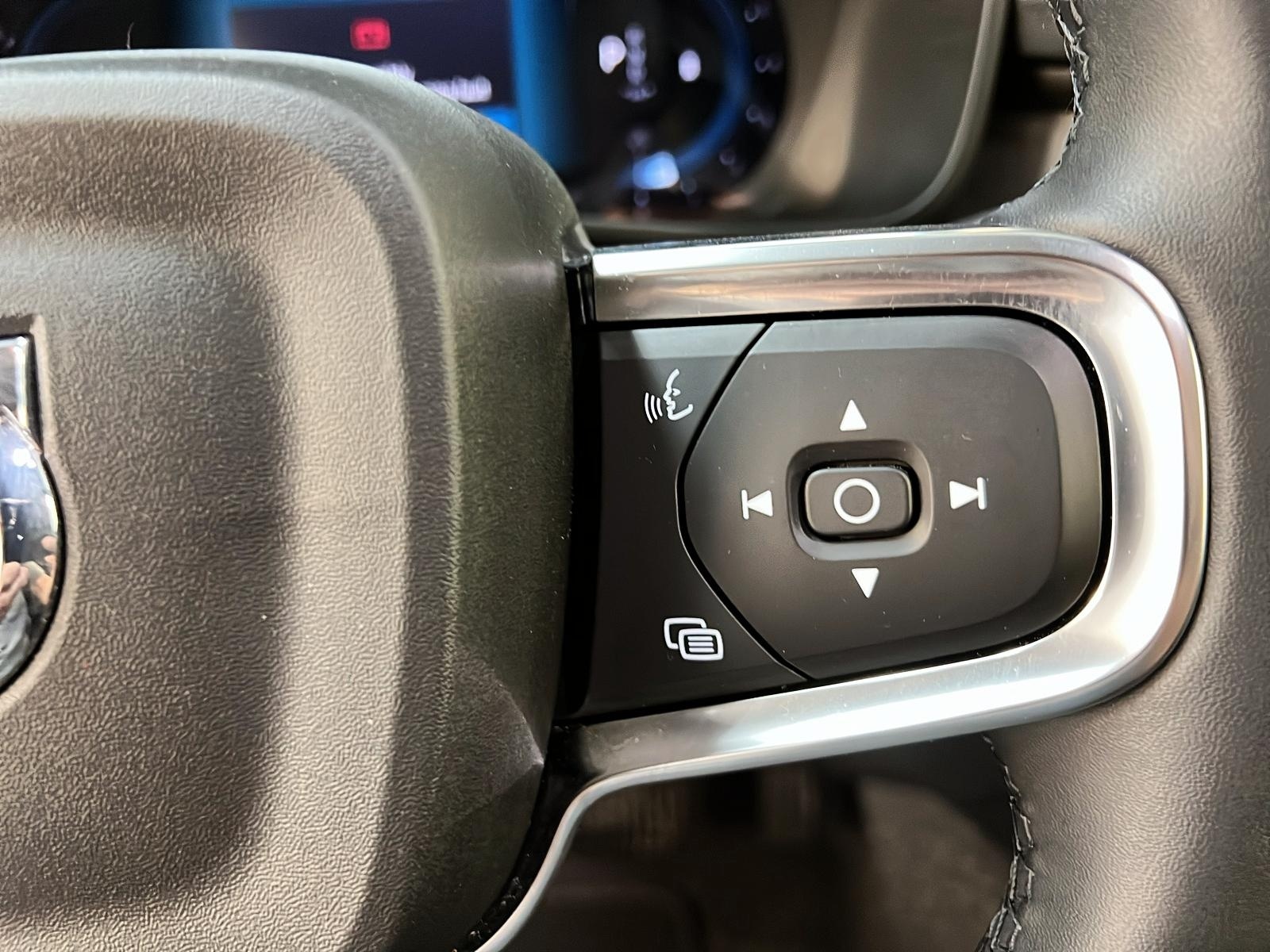 Volvo XC40 B5 PLUS CUIR TOIT PANO NAV 4RM 2025 - image #21