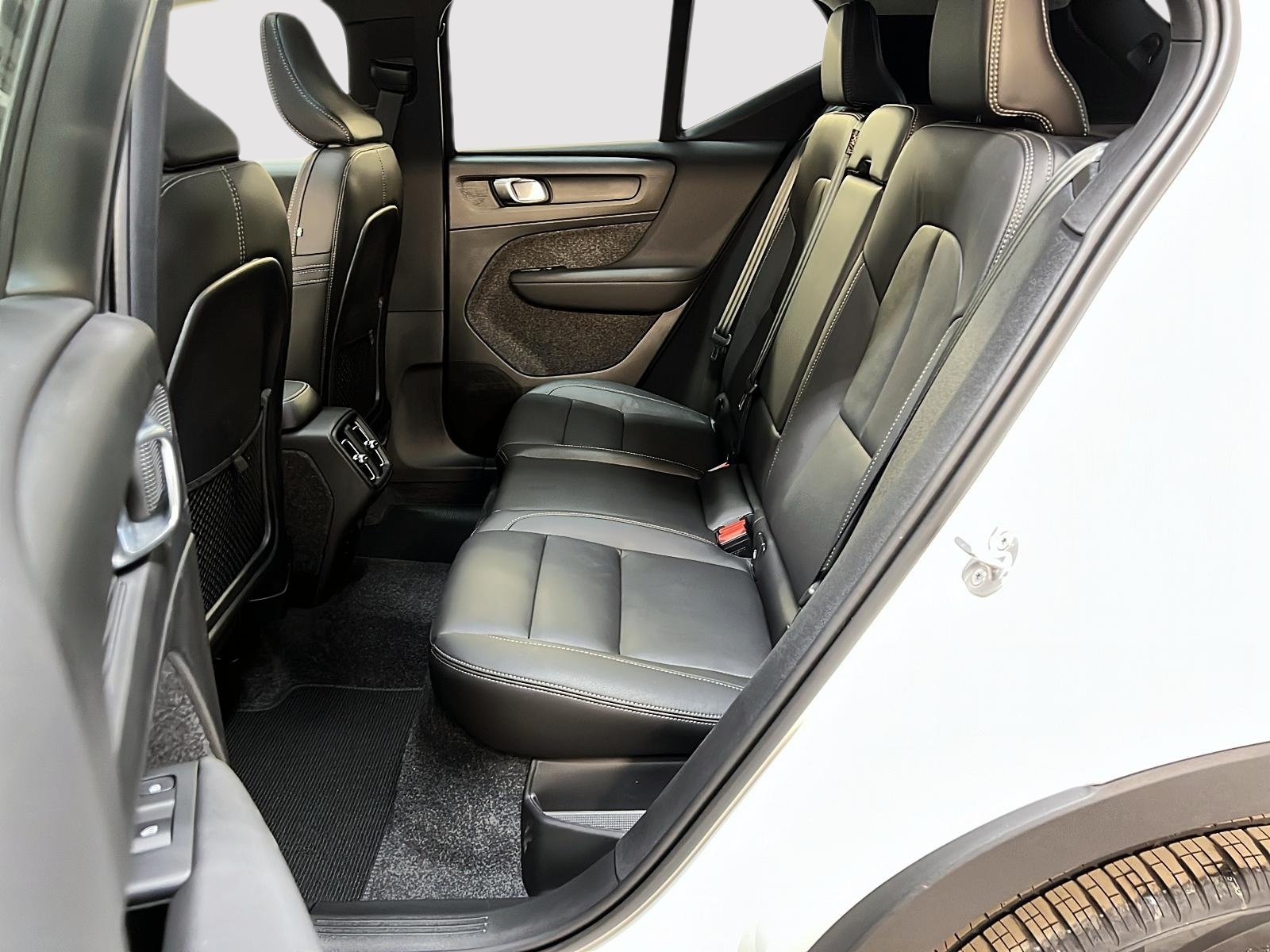 Volvo XC40 B5 PLUS CUIR TOIT PANO NAV 4RM 2025 - image #9