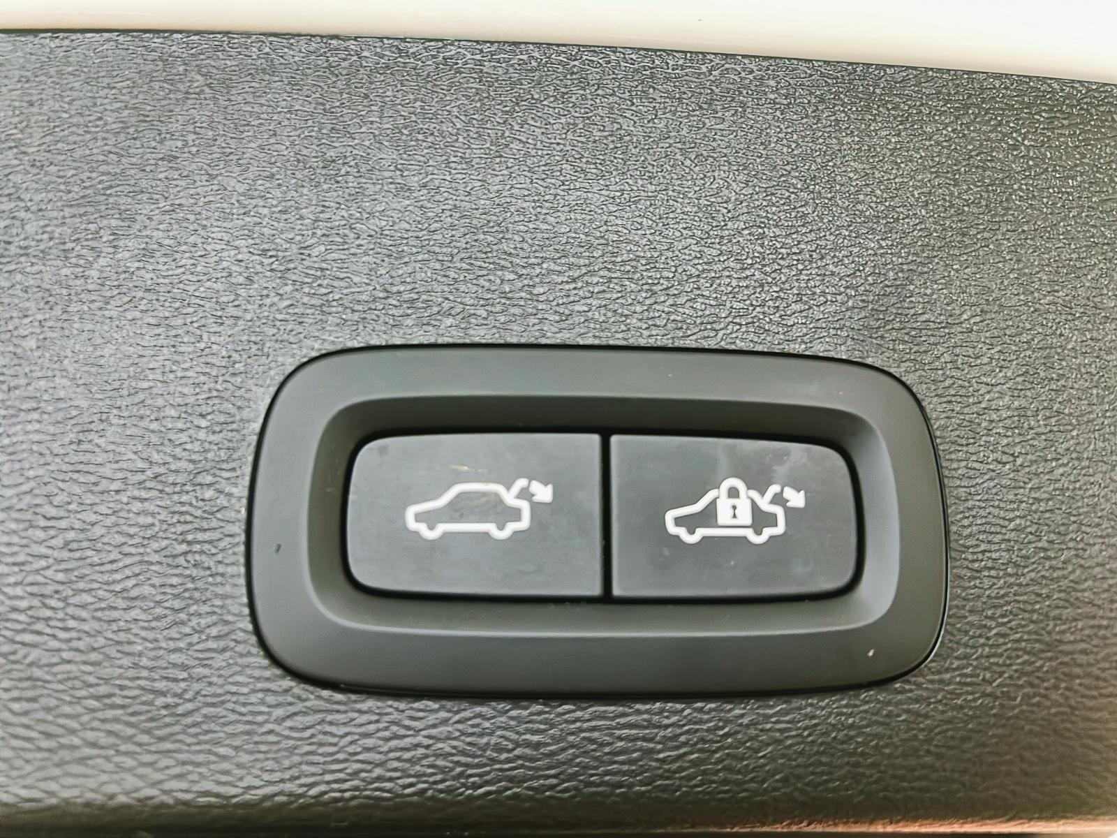 Volvo XC40 B5 PLUS CUIR TOIT PANO NAV 4RM 2025 - image #14