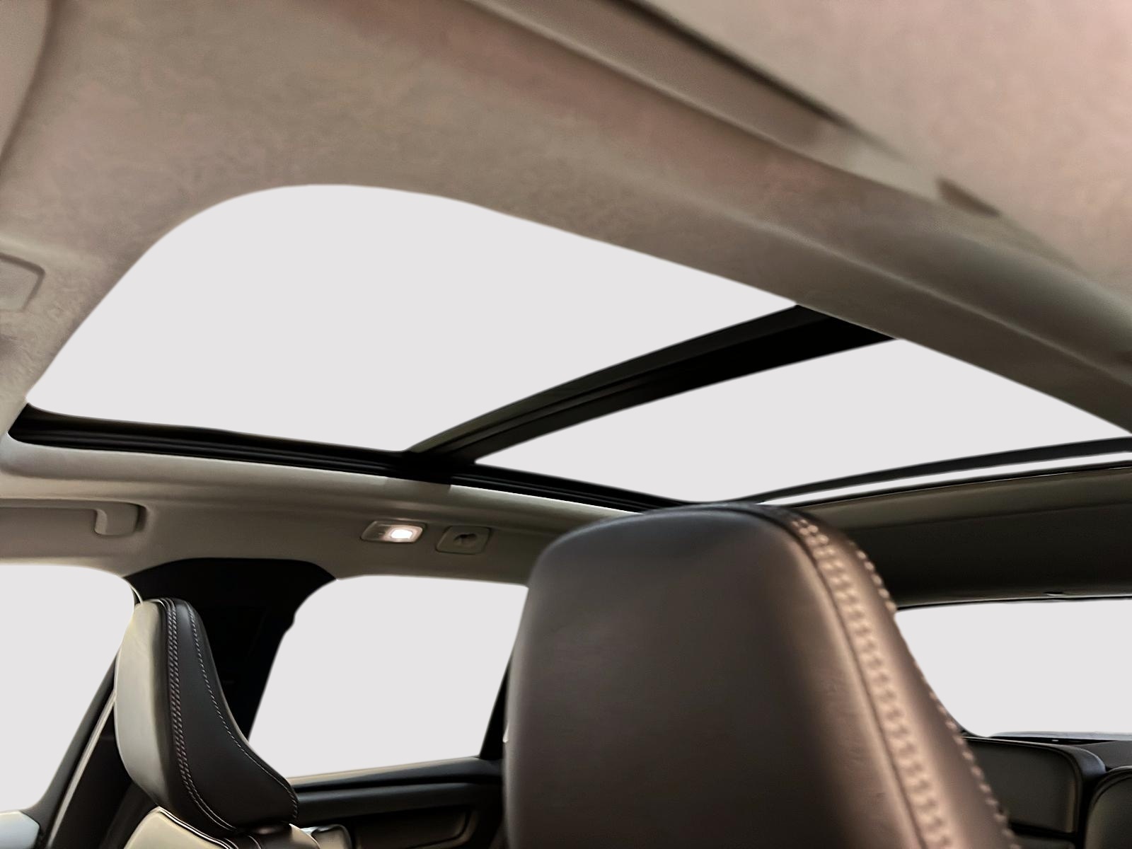 Volvo XC40 B5 PLUS CUIR TOIT PANO NAV 4RM 2025 - image #10