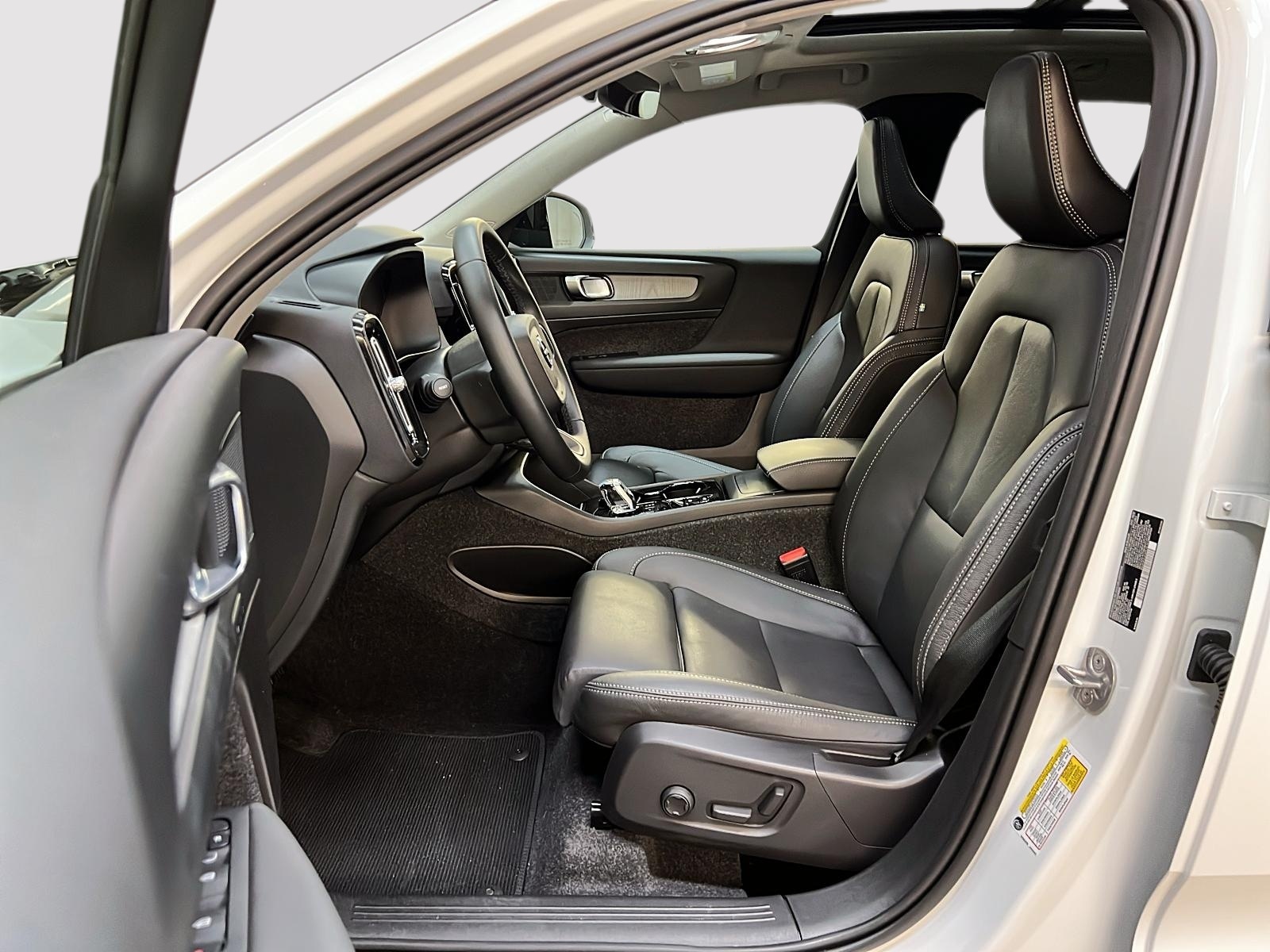 Volvo XC40 B5 PLUS CUIR TOIT PANO NAV 4RM 2025 - image #7