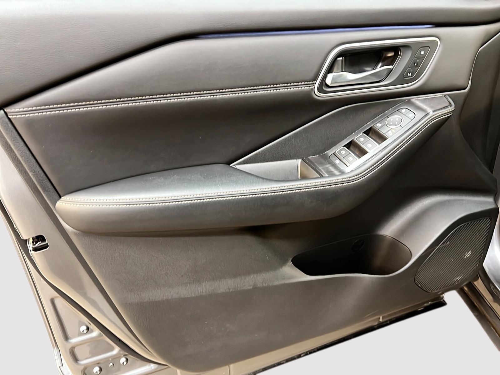 Nissan Rogue PLATINUM CUIR TOIT PANO NAV 4RM 2024 - image #26