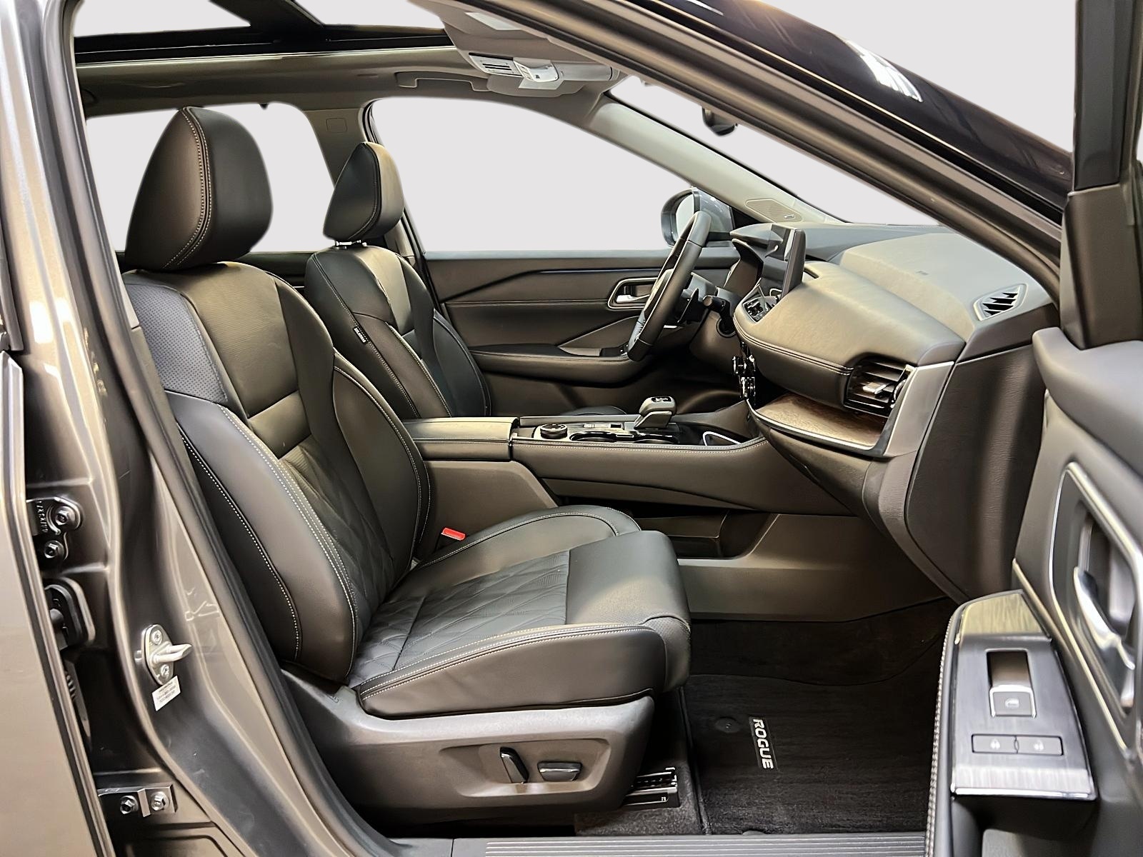 Nissan Rogue PLATINUM CUIR TOIT PANO NAV 4RM 2024 - image #8