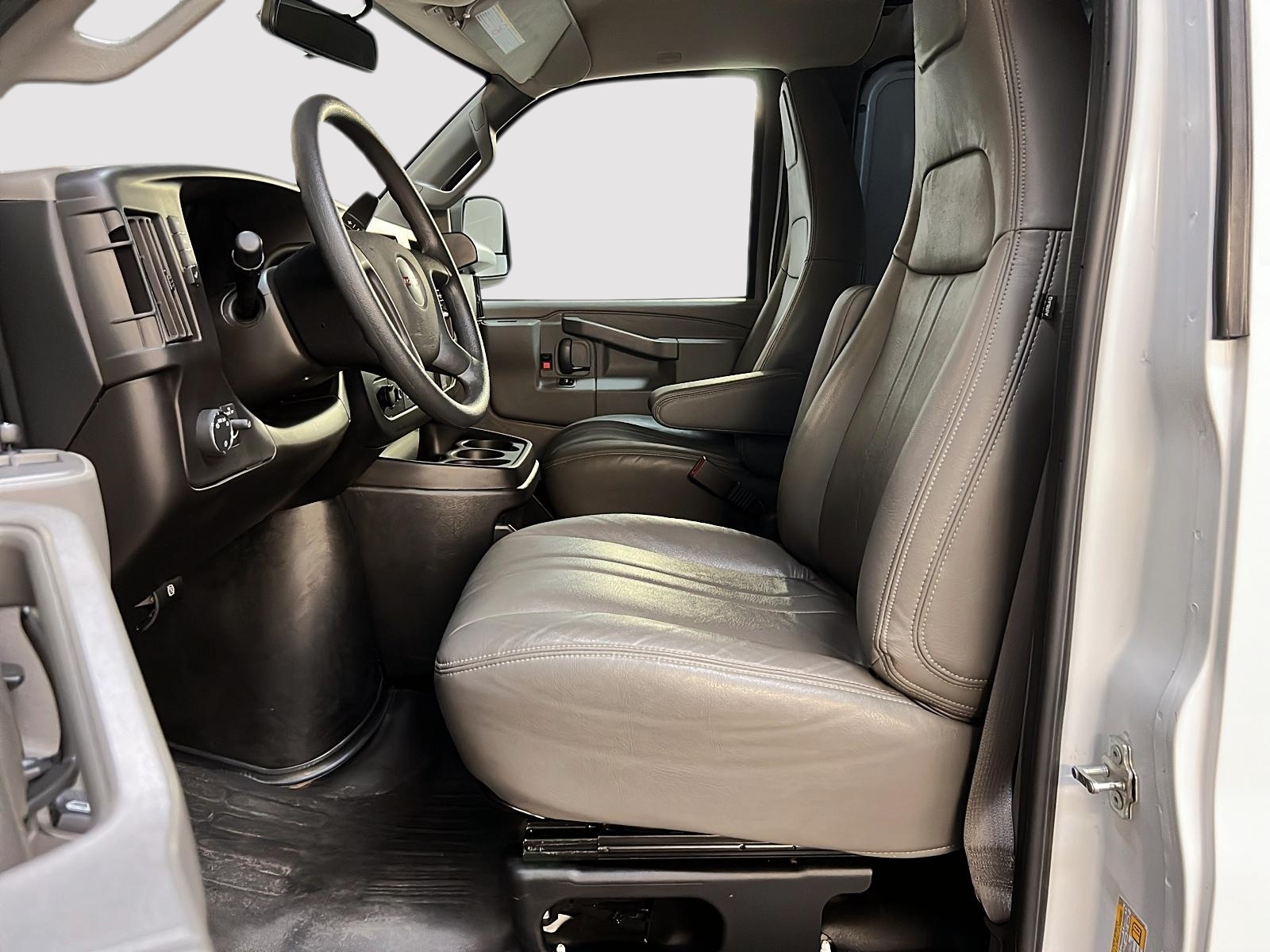 GMC Savana Cargo 2500 WT 155 2024 - image #7