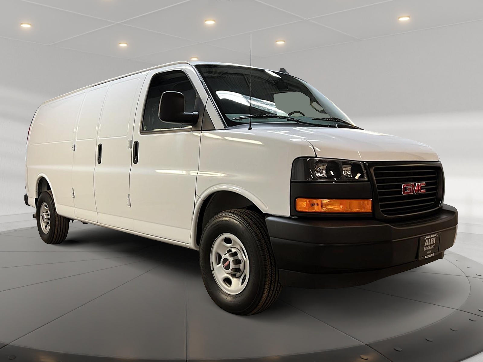 GMC Savana Cargo 2500 WT 155 2024 - image #3