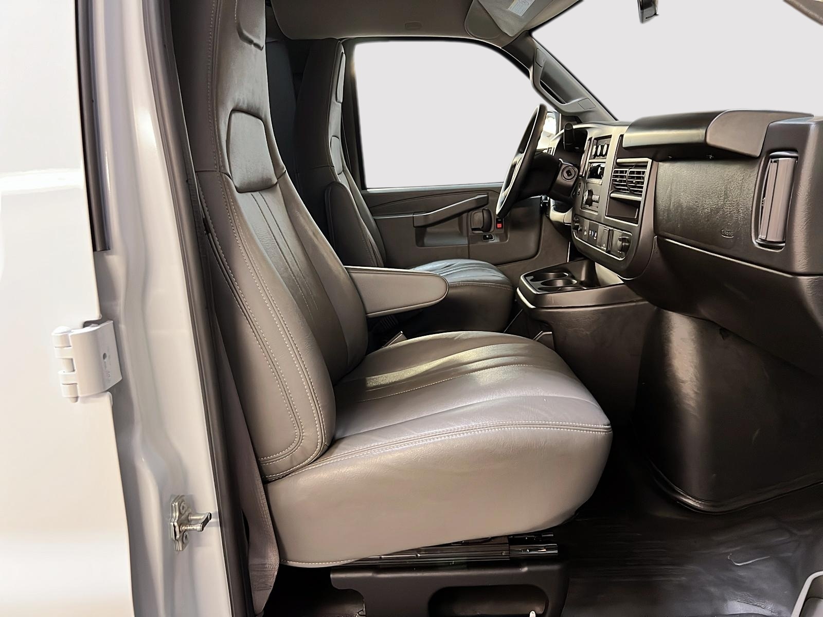 GMC Savana Cargo 2500 WT 155 2024 - image #8