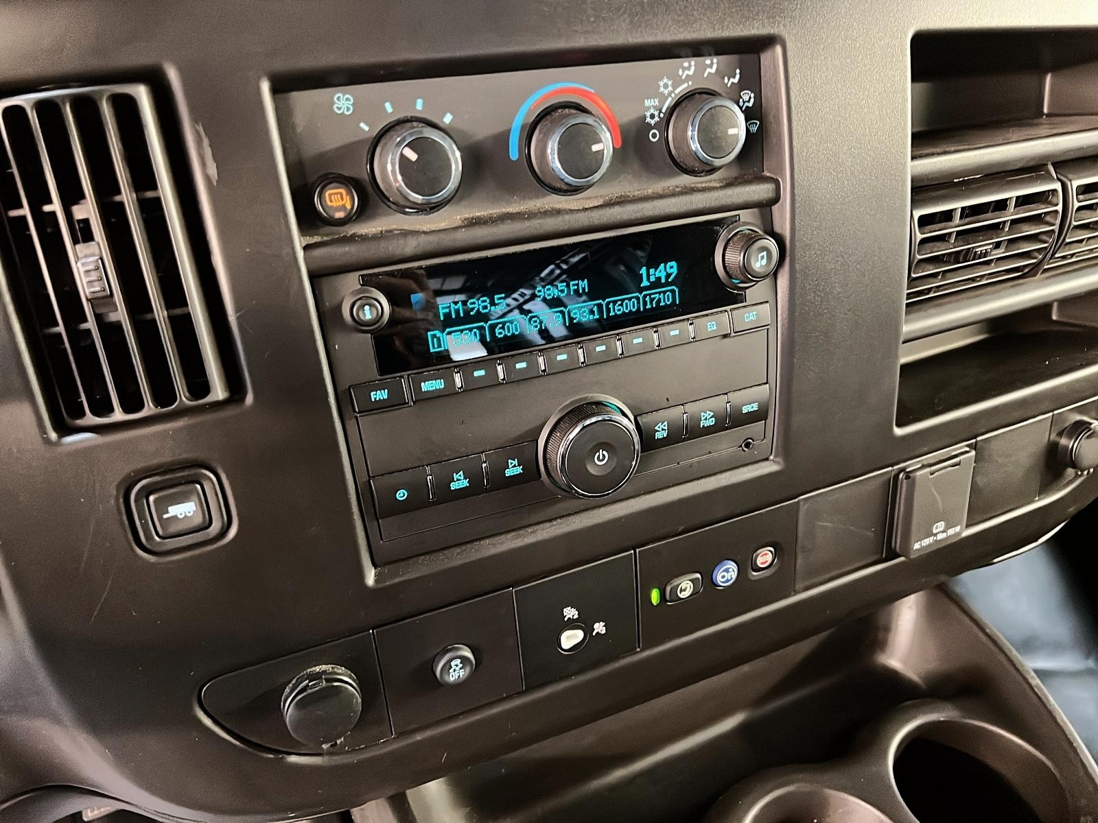 GMC Savana Cargo 2500 WT 155 2024 - image #12