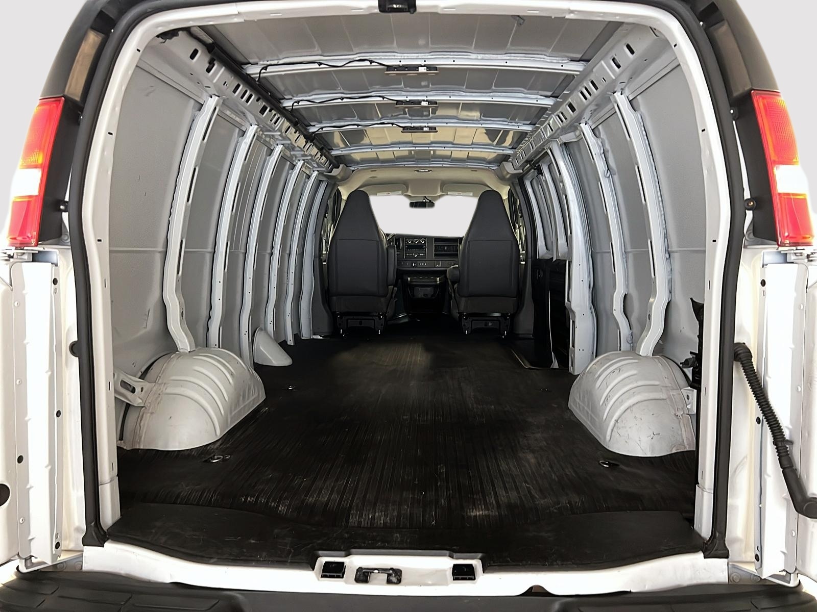 GMC Savana Cargo 2500 WT 155 2024 - image #11