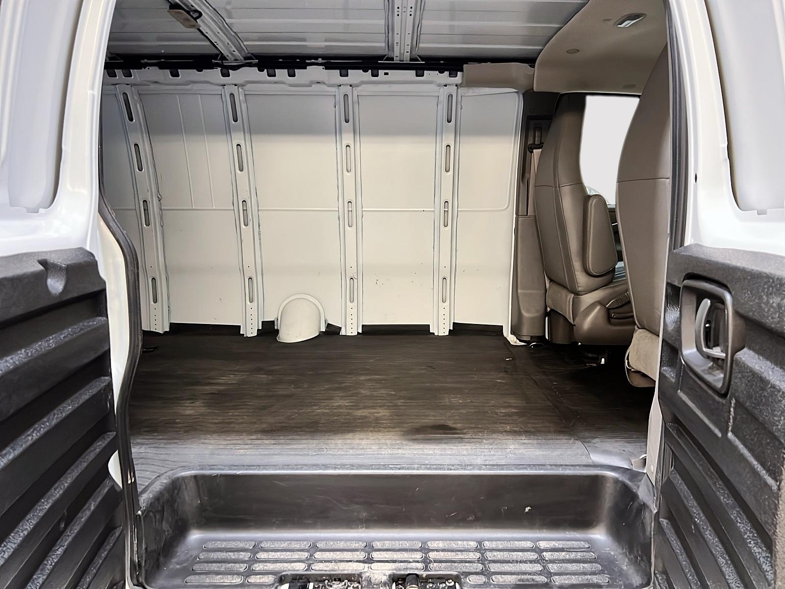 GMC Savana Cargo 2500 WT 155 2024 - image #9