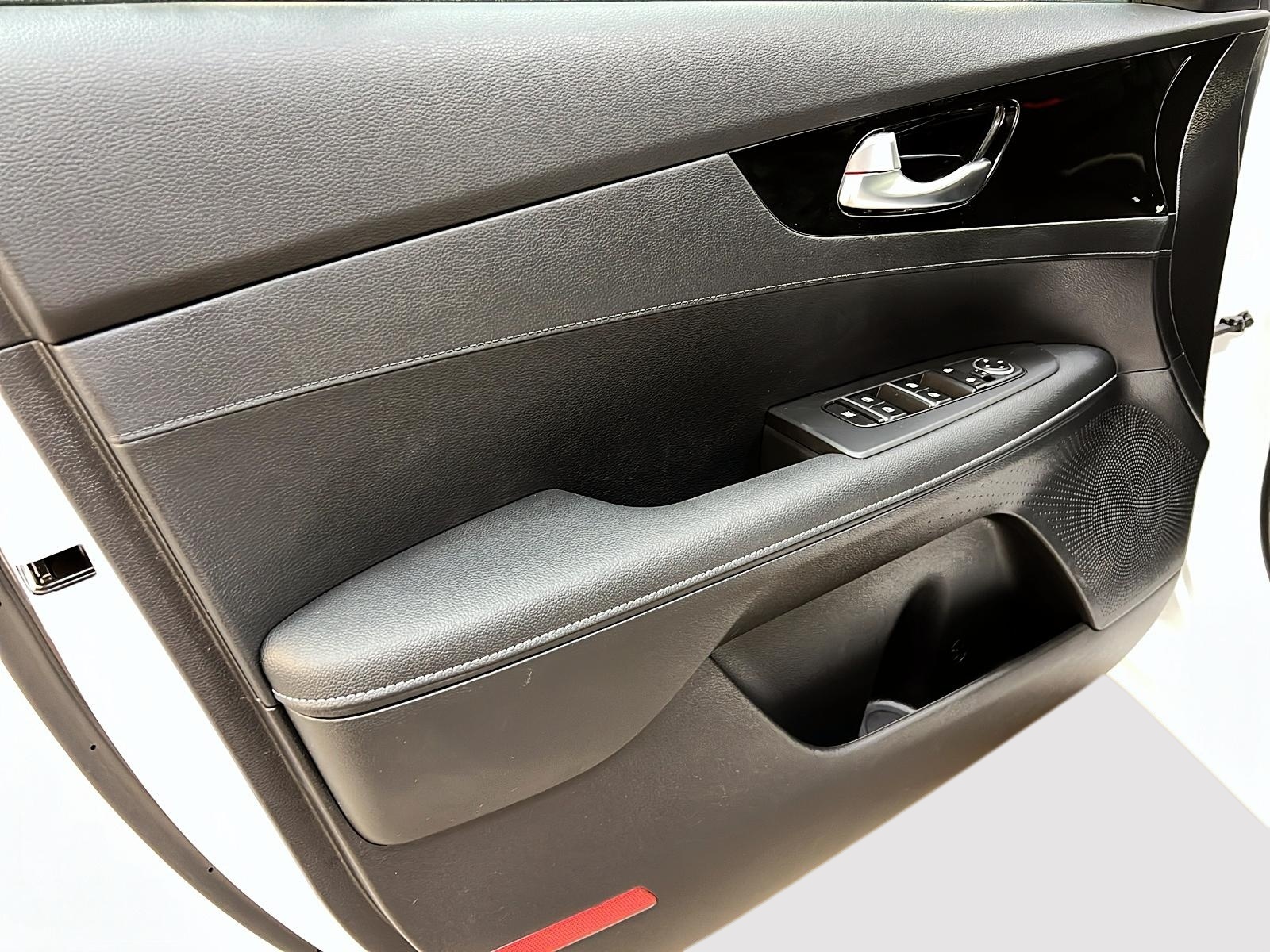 Kia Forte EX + TOIT 2024 - image #22