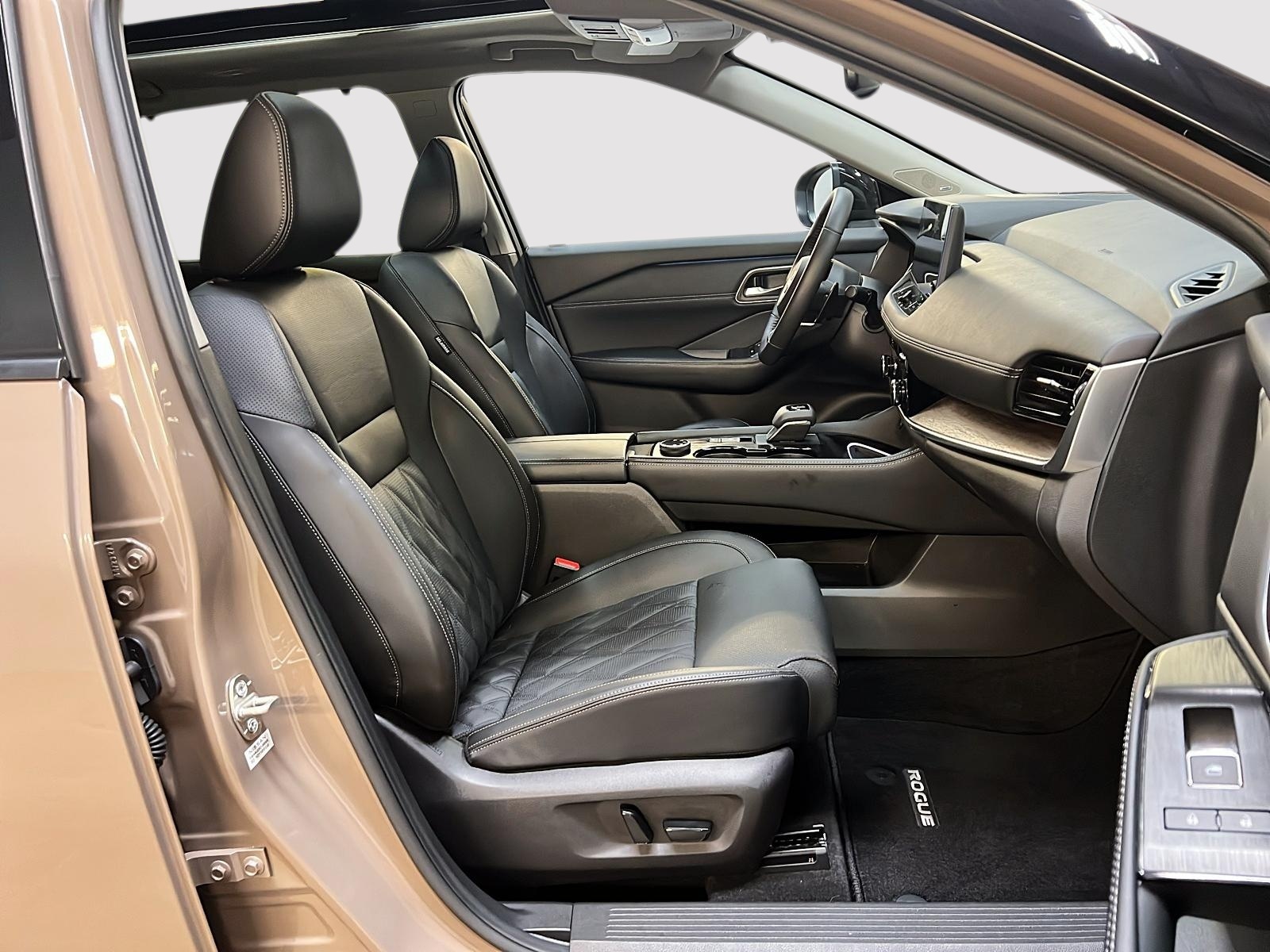 Nissan Rogue PLATINUM CUIR TOIT PANO NAV 4RM 2024 - image #8