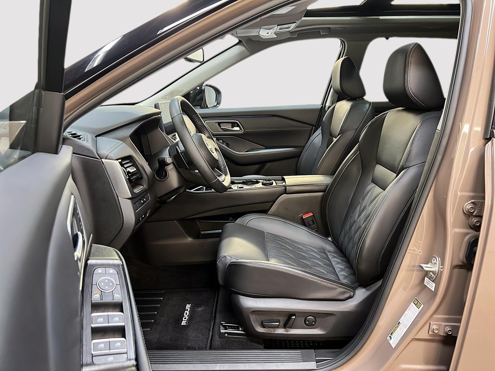 Nissan Rogue PLATINUM CUIR TOIT PANO NAV 4RM 2024 - image #7
