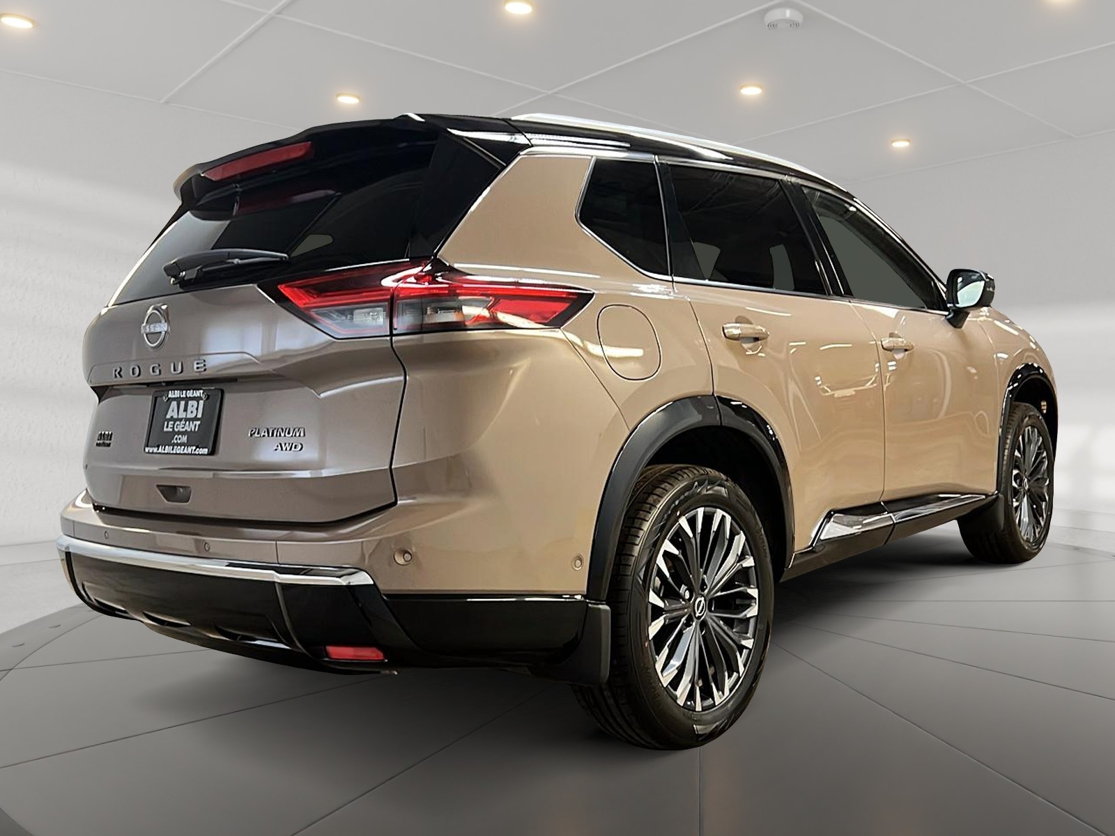 Nissan Rogue PLATINUM CUIR TOIT PANO NAV 4RM 2024 - image #4
