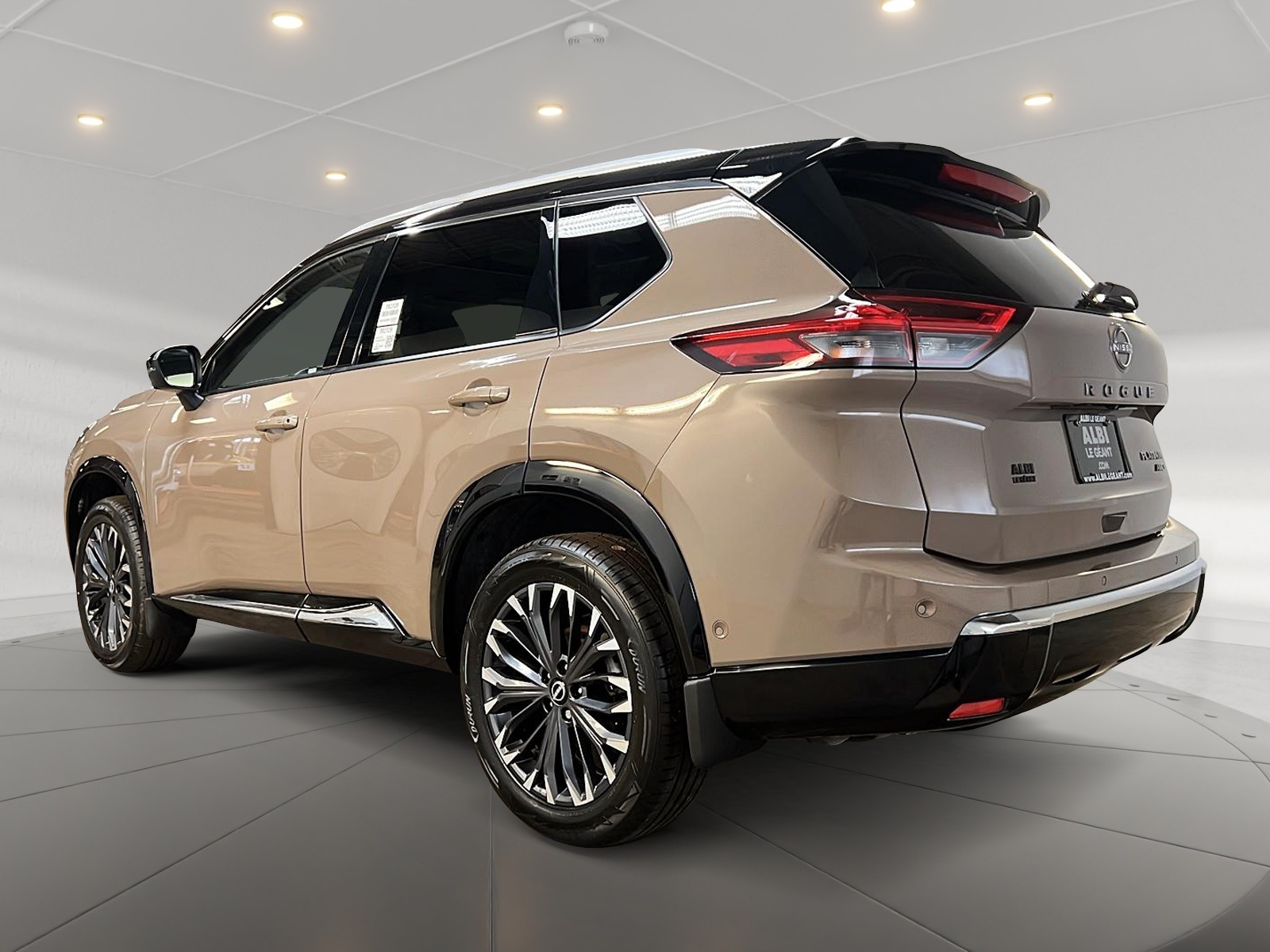 Nissan Rogue PLATINUM CUIR TOIT PANO NAV 4RM 2024 - image #6