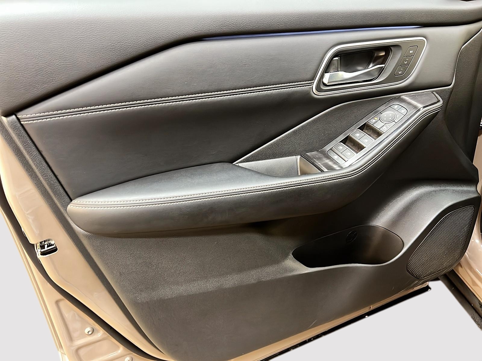 Nissan Rogue PLATINUM CUIR TOIT PANO NAV 4RM 2024 - image #26