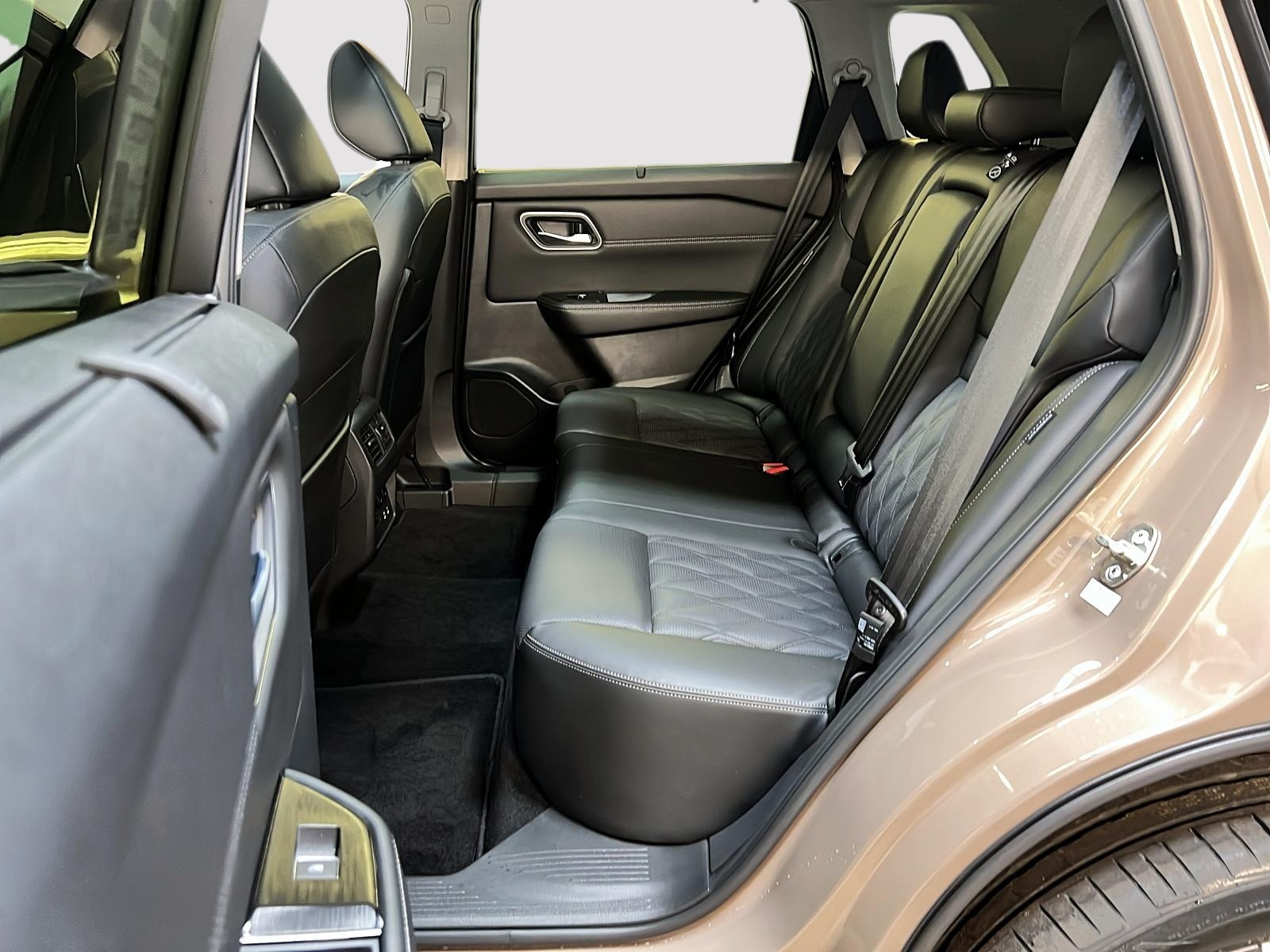 Nissan Rogue PLATINUM CUIR TOIT PANO NAV 4RM 2024 - image #9
