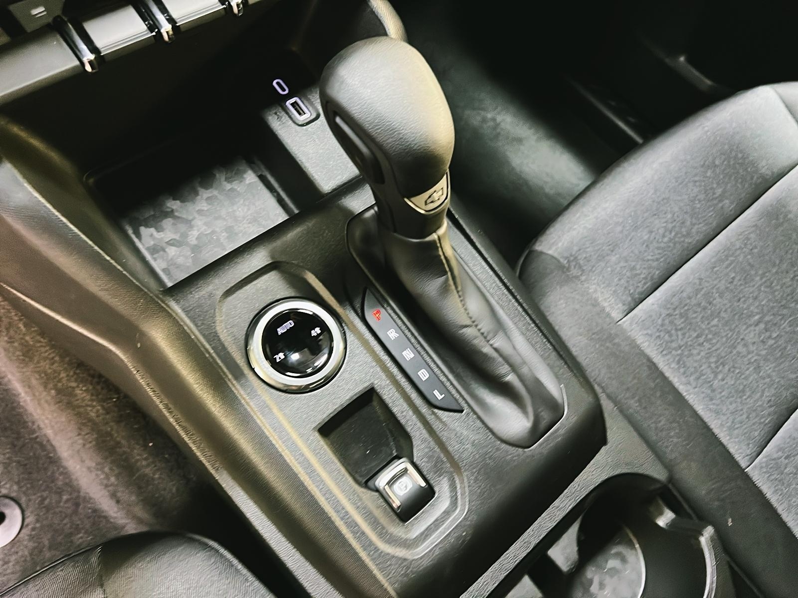 Chevrolet Colorado WT CREW CAB 4X4 2023 - image #13