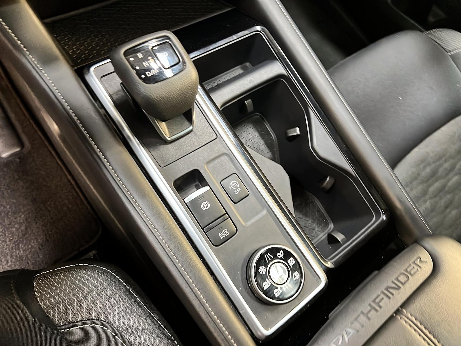 Nissan Pathfinder SV TOIT PANO 4RM 2024 - image #17
