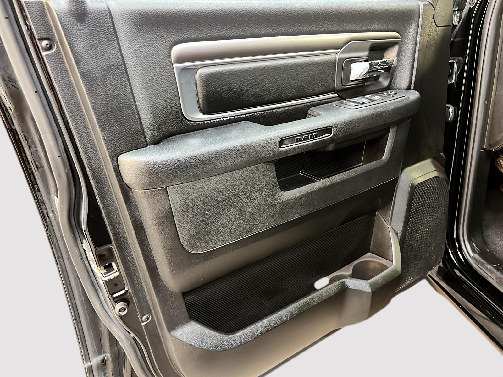 RAM 1500 Classic WARLOCK CREW CAB 4X4 2022 - image #22
