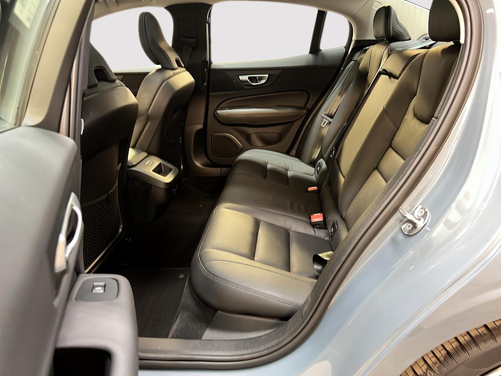 Volvo S60 B5 PLUS CUIR TOIT NAV 4RM 2024 - image #9