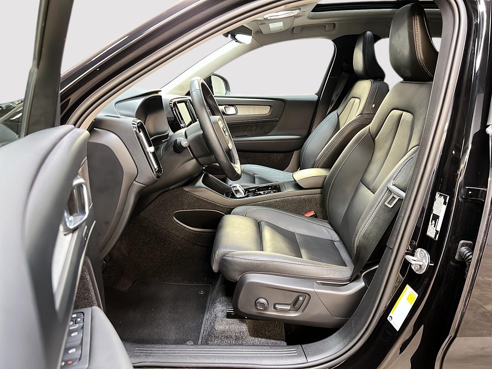 Volvo XC40 B5 ULTRA CUIR TOIT PANO NAV 4RM 2025 - image #7