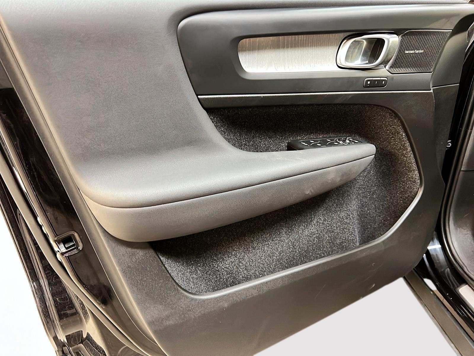 Volvo XC40 B5 ULTRA CUIR TOIT PANO NAV 4RM 2025 - image #25