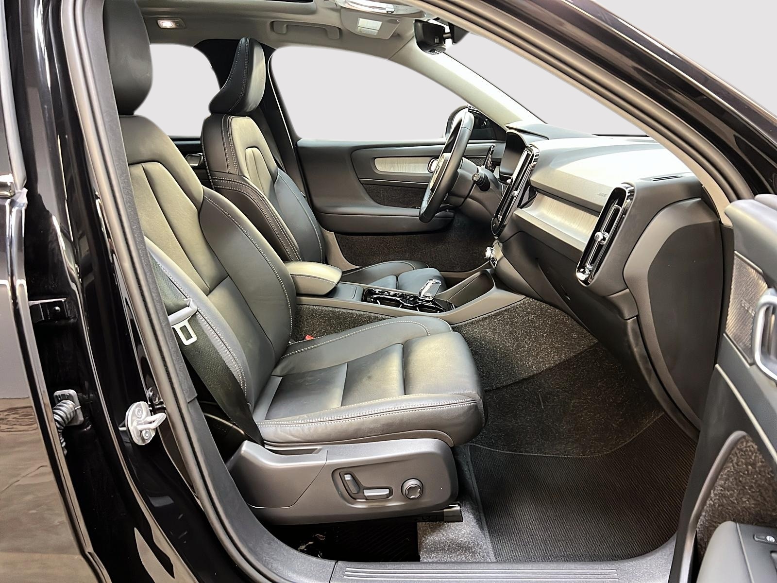 Volvo XC40 B5 ULTRA CUIR TOIT PANO NAV 4RM 2025 - image #8