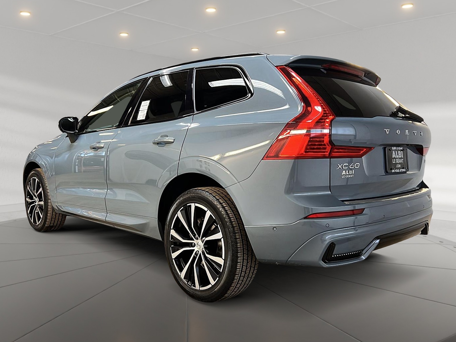 Volvo XC60 B5 PLUS DARK CUIR TOIT PANO NAV 4RM 2024 - image #6